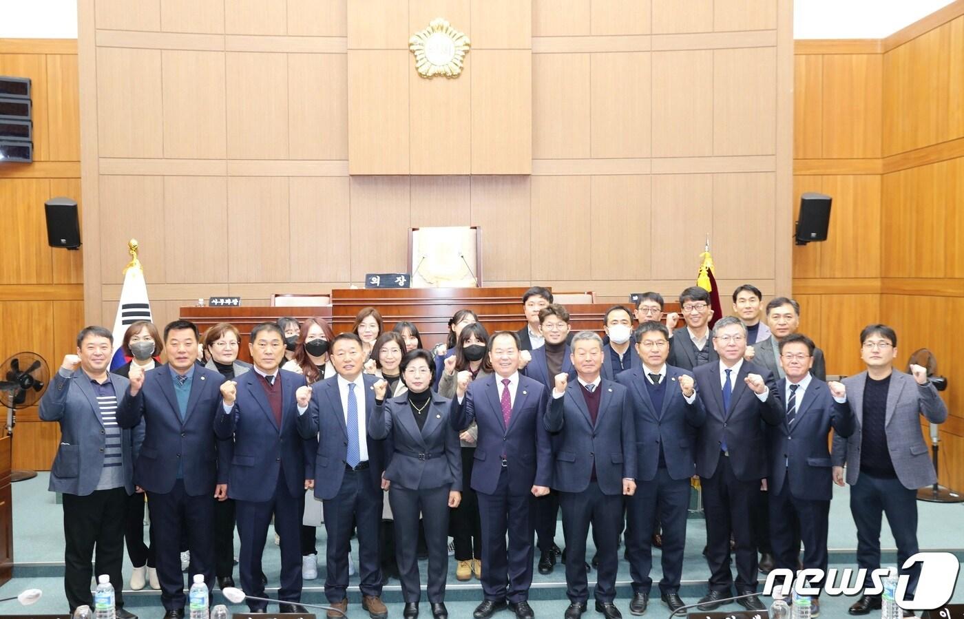 본문 이미지 - 전북 부안군의회는 2일 의회 본회의장에서 2024년 시무식을 열고 갑진년 새해를 출발을 알렸다.(부안군 의회 제공)2024.1.2/뉴스1