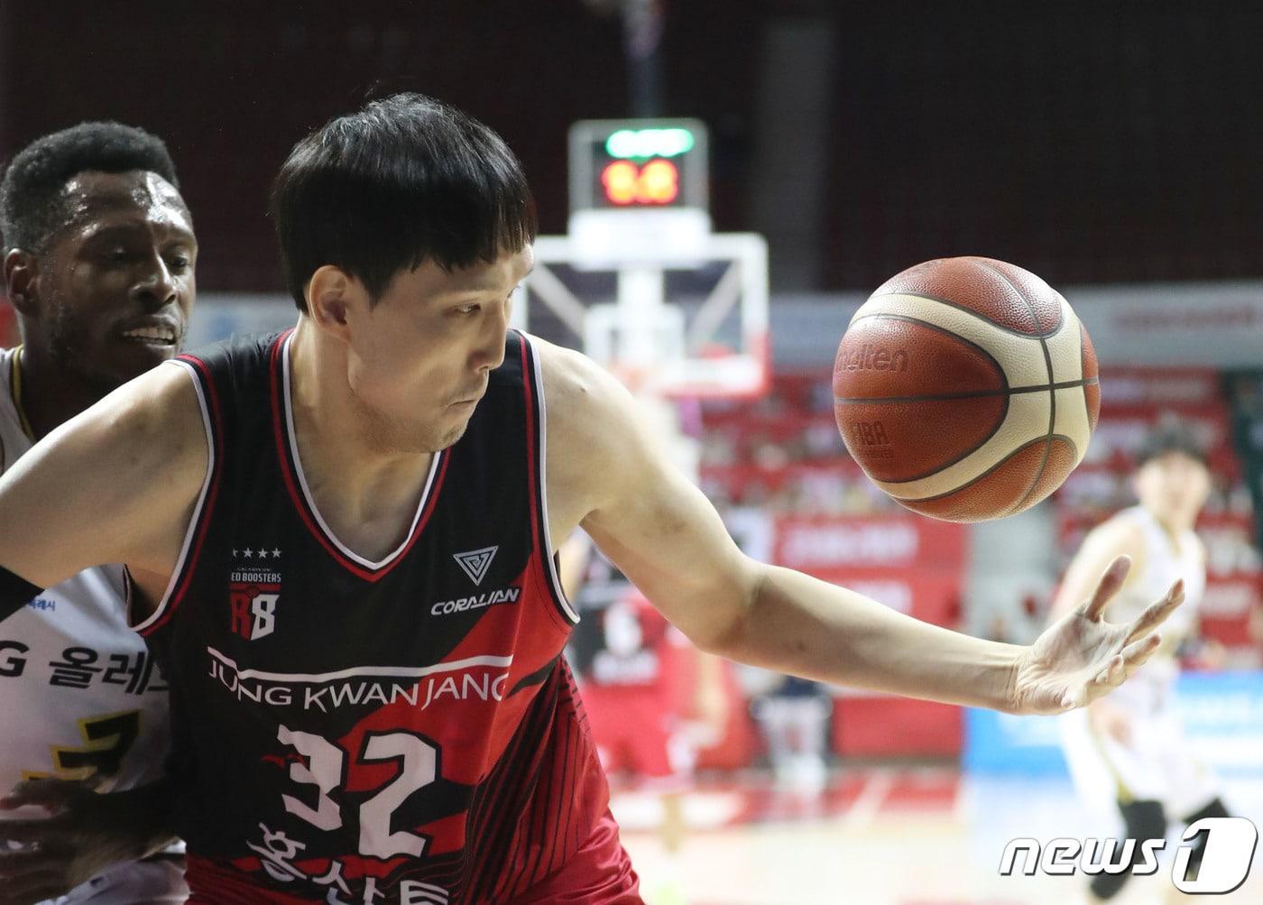 본문 이미지 - 이종현은 안양 정관장과 1년 계약을 맺은 뒤 은퇴 절차를 밟았다. 이후 해외 진출을 추진하는 중이다. 뉴스1 DB ⓒ News1 김영운 기자