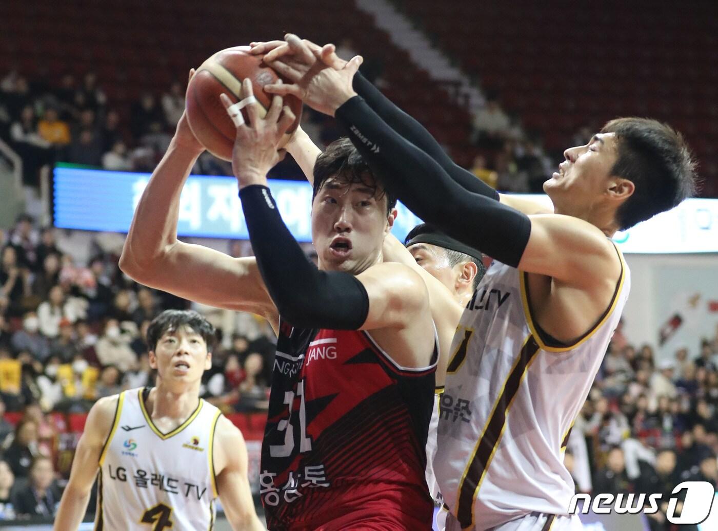본문 이미지 - 2일 오후 경기 안양시 동안구 안양실내체육관에서 열린 '2023-2024 정관장 프로농구' 안양 정관장 레드부스터스와 창원 LG 세이커스의 경기에서 정관장 정효근이 돌파하고 있다. 2024.1.2/뉴스1 ⓒ News1 김영운 기자