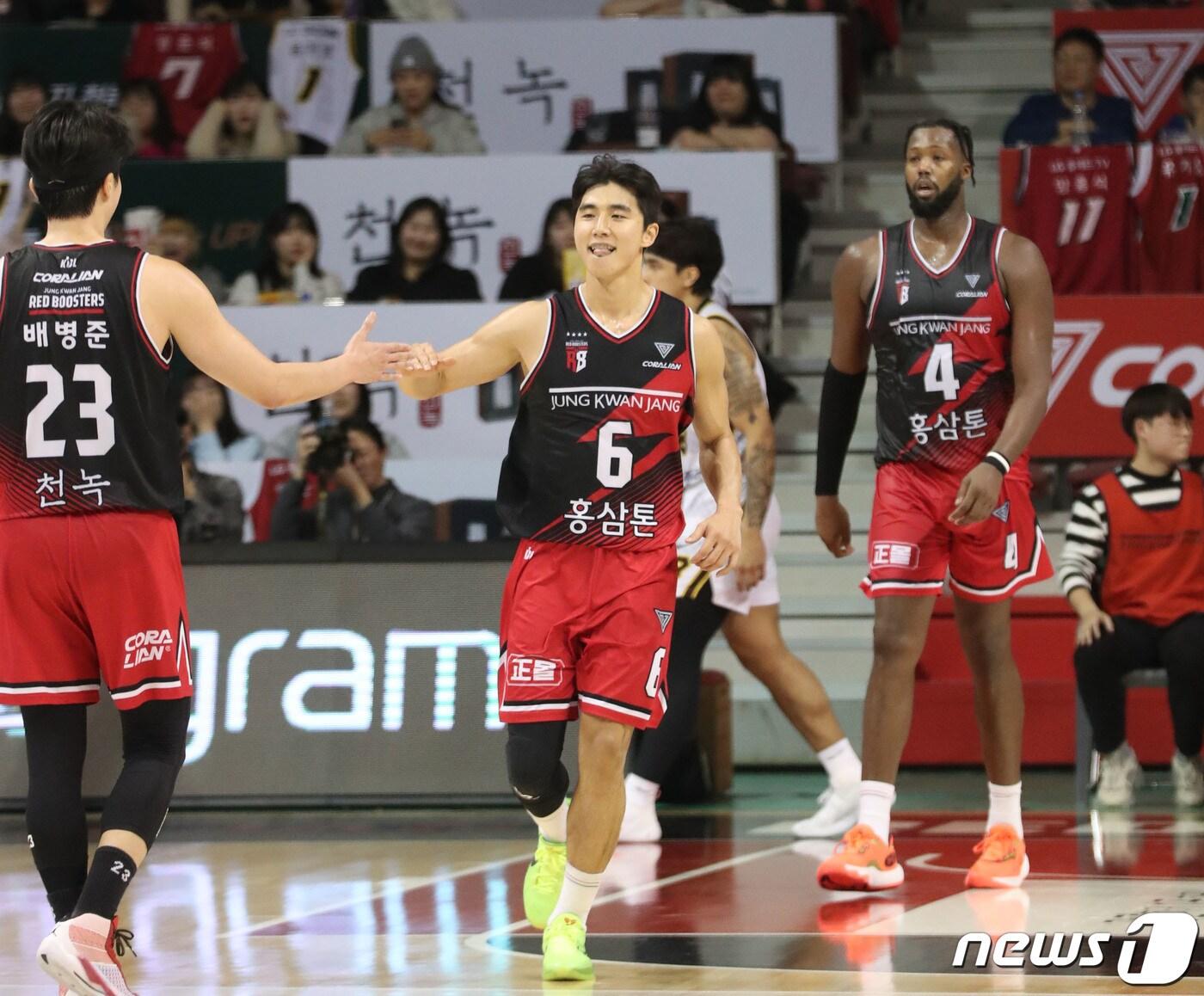 본문 이미지 - 2일 오후 경기 안양시 동안구 안양실내체육관에서 열린 '2023-2024 정관장 프로농구' 안양 정관장 레드부스터스와 창원 LG 세이커스의 경기에서 정관장 박지훈이 역전에 성공한 뒤 기뻐하고 있다. 2024.1.2/뉴스1 ⓒ News1 김영운 기자