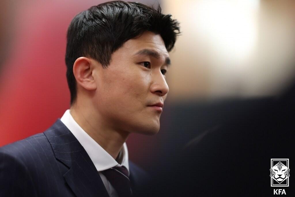 본문 이미지 - 김민재가 2일 오후 서울 강서구 메이필드호텔에서 열린 '2023 KFA 어워즈'에서 올해의 선수상을 수상한 뒤 인터뷰를 하고 있다. (대한축구협회 제공) 2024.1.2/뉴스1