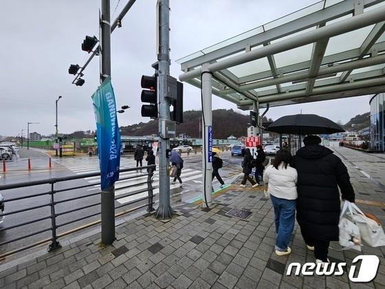 본문 이미지 - 2024 강원 동계청소년올림픽 개막 이틀째인 20일 강릉 KTX 옆 앞에서 관광객들이 길을 건너고 있다. 2024.1.20 한귀섭 기자