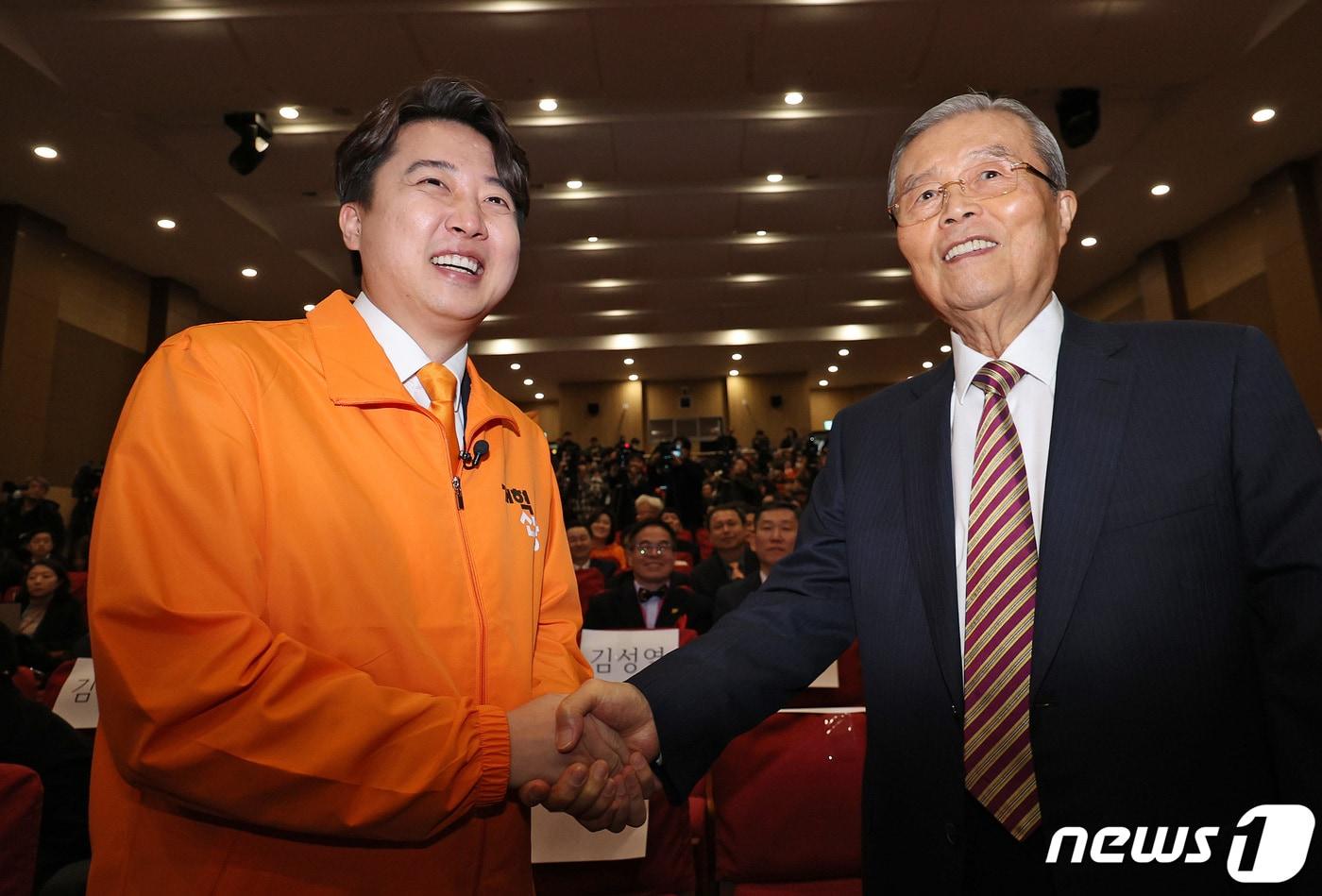 본문 이미지 - 이준석 개혁신당 대표가 20일 오후 서울 여의도 국회의사당 의원회관에서 열린 개혁신당 창당대회에서 김종인 전 국민의힘 비상대책위원장과 손을 잡고 있다. 2024.1.20/뉴스1 ⓒ News1 장수영 기자