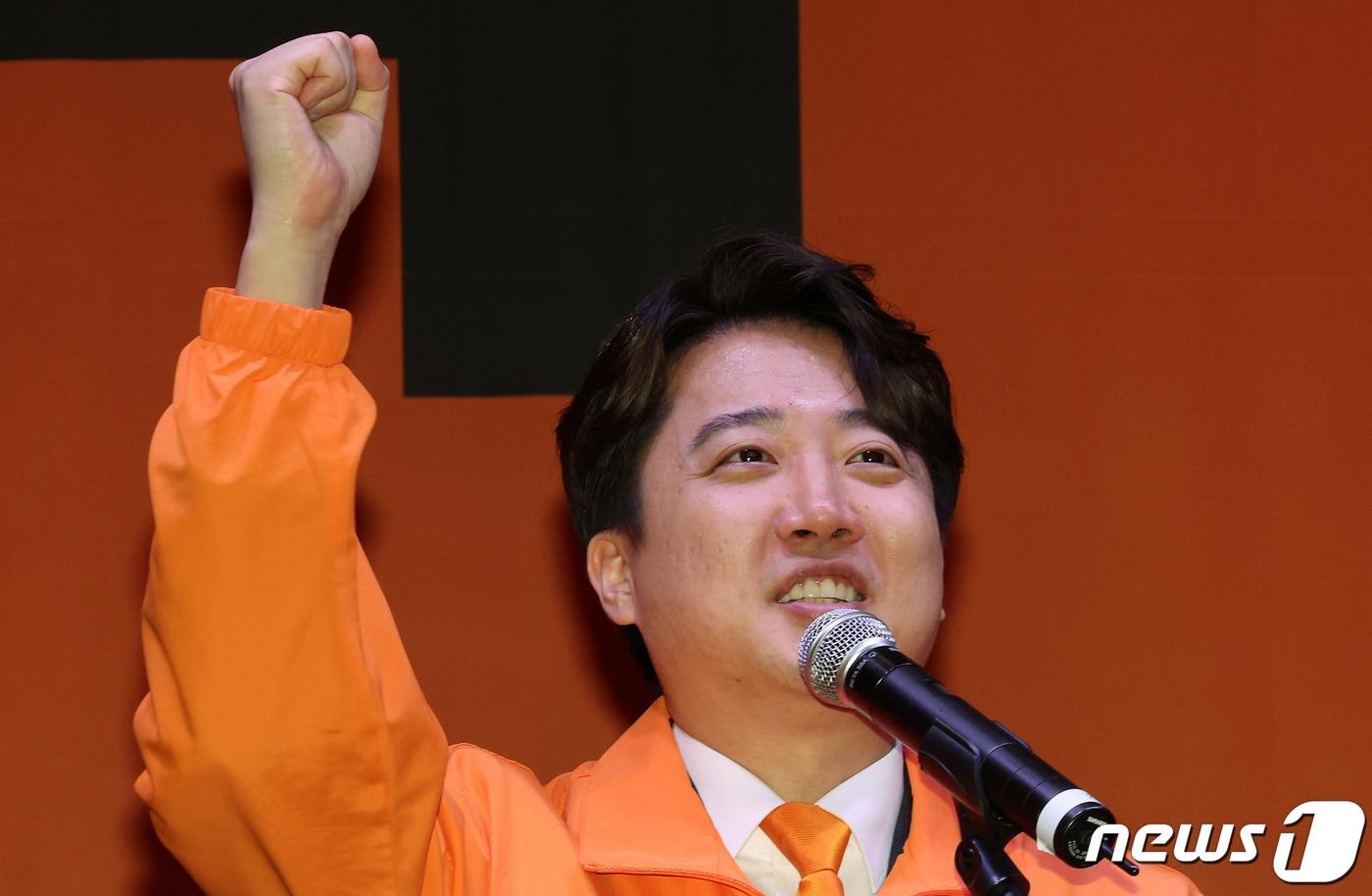 본문 이미지 - 이준석 개혁신당 대표가 20일 오후 서울 여의도 국회의사당 의원회관에서 열린 개혁신당 창당대회에서 당대표 수락연설을 하고 있다. 2024.1.20/뉴스1 ⓒ News1 장수영 기자