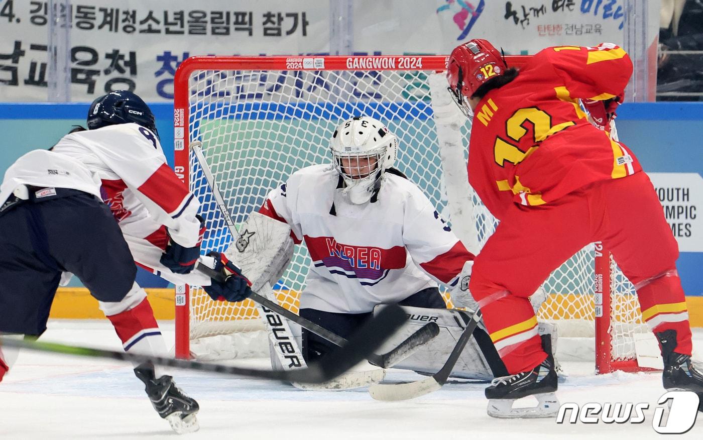 본문 이미지 - 2024년 1월 20일 강원 강릉시 강릉하키센터에서 열린 아이스하키 여자 3대3 조별 예선 대한민국과 중국의 경기 모습. ⓒ 뉴스1 김진환 기자