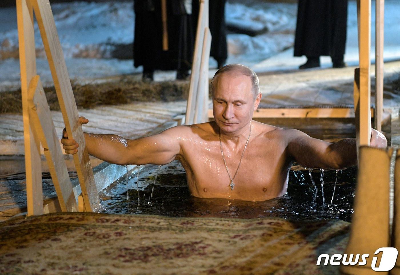 지난 2018년 1월19일(현지시간) 블라디미르 푸틴 러시아 대통령이 러시아 정교회 주현절 전통에 따라 얼음물에 입수한 모습. 18.01.19 ⓒ 로이터=뉴스1 ⓒ News1 김예슬 기자