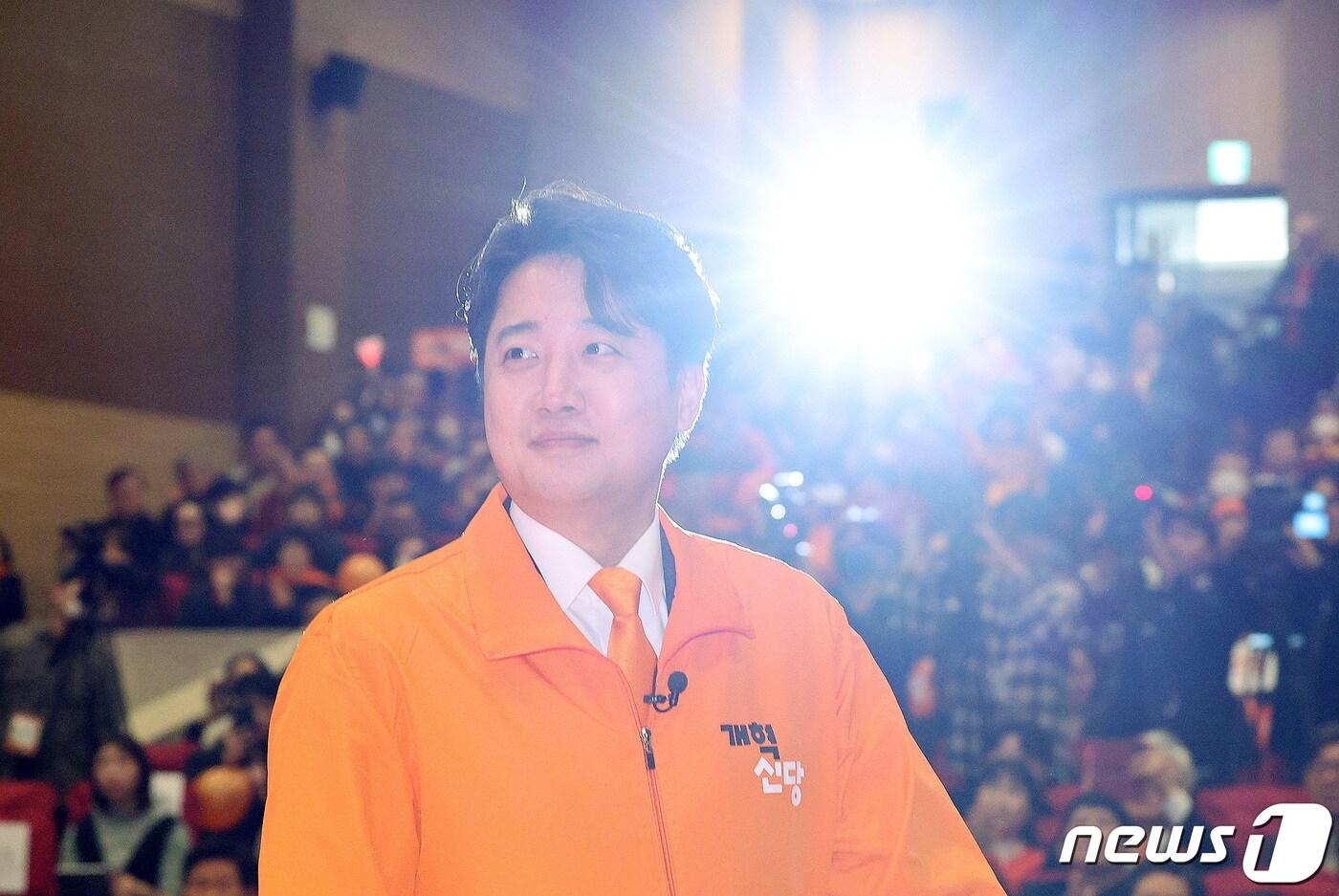 본문 이미지 - 이준석 개혁신당 대표가 20일 오후 서울 여의도 국회의사당 의원회관에서 열린 개혁신당 창당대회에서 당대표로 선출된 뒤 단상에 올라오고 있다. 2024.1.20/뉴스1 ⓒ News1 장수영 기자