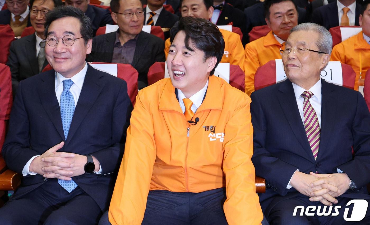 이준석 개혁신당 대표(가운데)가 지난 1월 20일 오후 서울 여의도 국회의사당 의원회관에서 열린 개혁신당 창당대회에서 이낙연 전 더불어민주당 대표(왼쪽), 김종인 전 국민의힘 비상대책위원장과 자리에 앉아 있다. 2024.1.20/뉴스1 ⓒ News1 장수영 기자