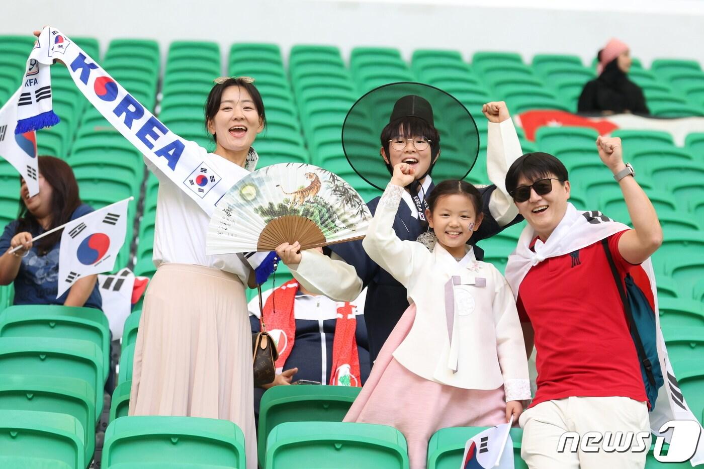 본문 이미지 - 대한민국 축구팬들이 20일(현지시간) 카타르 도하 알투마마 스타디움에서 열린 2023 아시아축구연맹(AFC) 카타르 아시안컵 조별리그 E조 조별리그 2차전 요르단과 대한민국의 경기에 앞서 열띤 응원을 하고 있다. 2024.1.20/뉴스1 ⓒ News1 김성진 기자