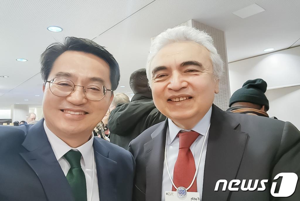 본문 이미지 - 김동연 경기도지사가 현지시각 17일 스위스 다보스 콩그레스 센터(Davos Congress Center)에서 파티 비롤(Fatih Birol) 국제에너지기구(IEA) 사무총장을 만나 “국제에너지기구와 경기도의 긴밀한 협력을 기대한다”고 밝혔다.(경기도 제공)
