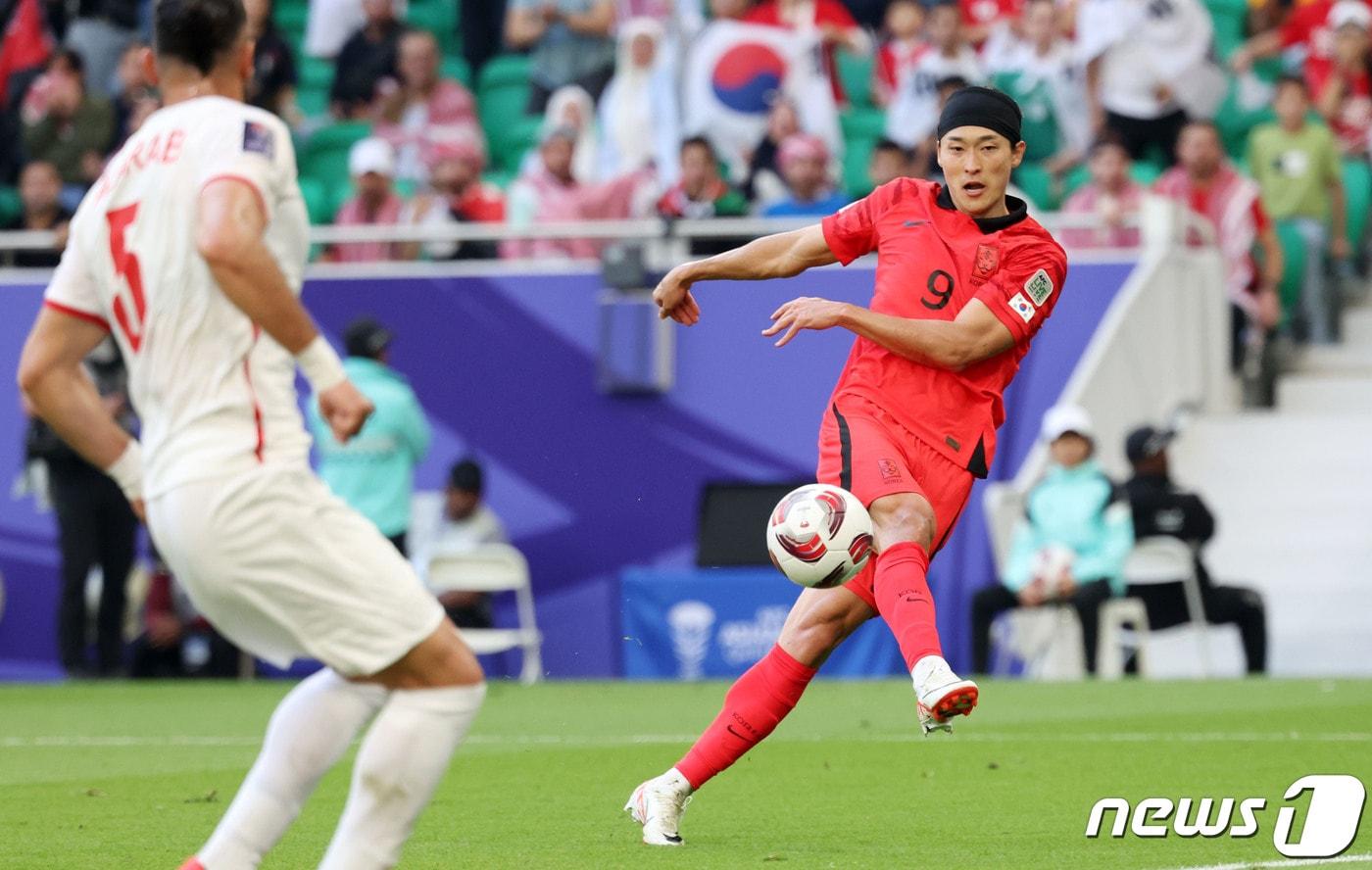 본문 이미지 - 대한민국 축구대표팀 조규성이 20일(현지시간) 카타르 도하 알투마마 스타디움에서 열린 2023 아시아축구연맹(AFC) 카타르 아시안컵 조별리그 E조 조별리그 2차전 요르단과 대한민국의 경기에서 리바운드 슈팅을 때리고 있다. 2024.1.20/뉴스1 ⓒ News1 김성진 기자