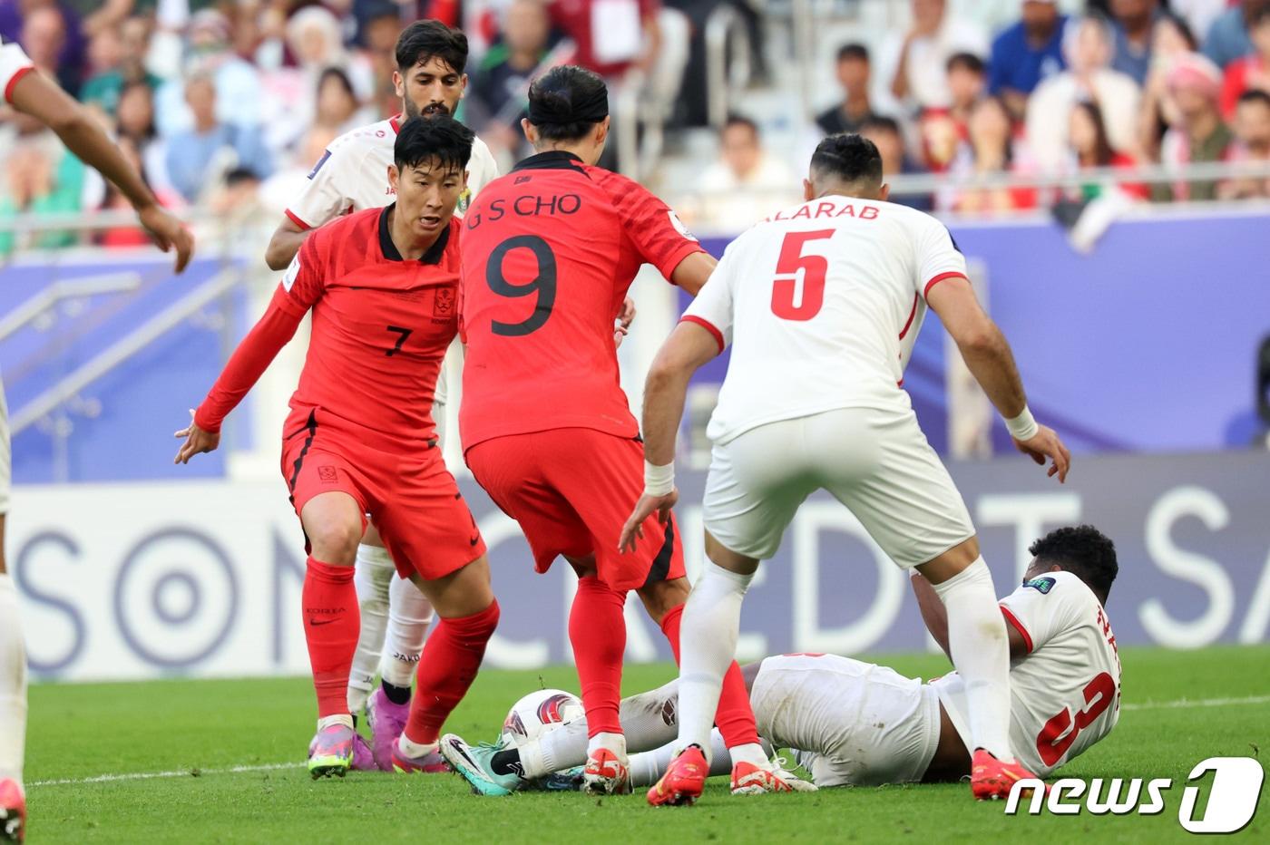 대한민국 축구대표팀 손흥민이 20일(현지시간) 카타르 도하 알투마마 스타디움에서 열린 2023 아시아축구연맹(AFC) 카타르 아시안컵 조별리그 E조 조별리그 2차전 요르단과 대한민국의 경기에서 돌파하고 있다. 2024.1.20/뉴스1 ⓒ News1 김성진 기자