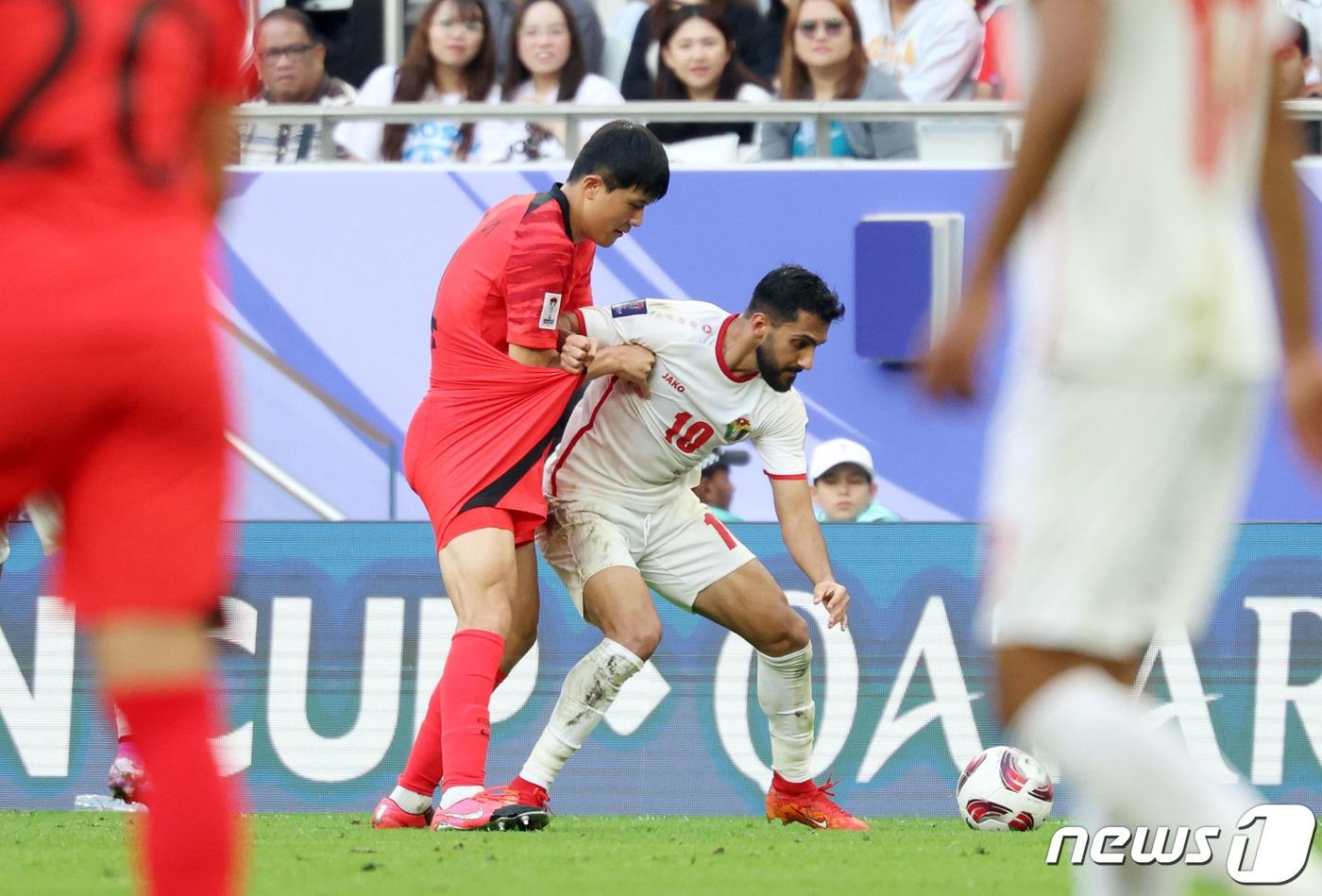 본문 이미지 - 대한민국 축구대표팀 김민재와 요르단의 무사 알타라미./뉴스1 ⓒ News1 김성진 기자