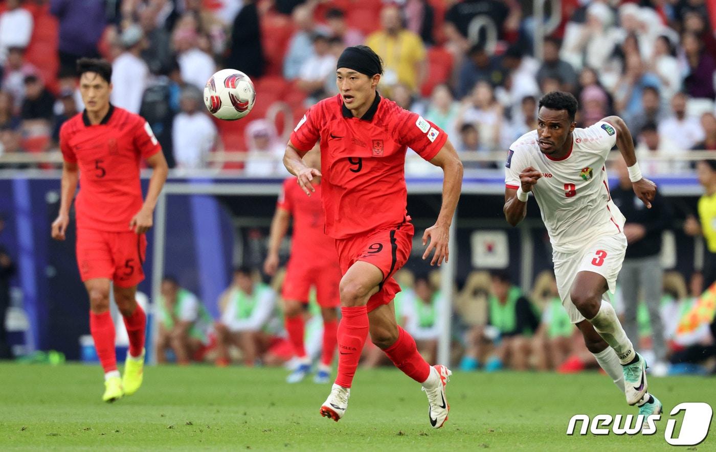 본문 이미지 - 대한민국 축구대표팀 조규성이 20일(현지시간) 카타르 도하 알투마마 스타디움에서 열린 2023 아시아축구연맹(AFC) 카타르 아시안컵 조별리그 E조 조별리그 2차전 요르단과 대한민국의 경기에서 돌파하고 있다. 2024.1.20/뉴스1 ⓒ News1 김성진 기자
