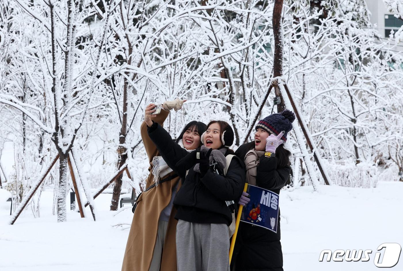 본문 이미지 - 눈 내리는 강릉 올림픽파크.(뉴스1 DB)