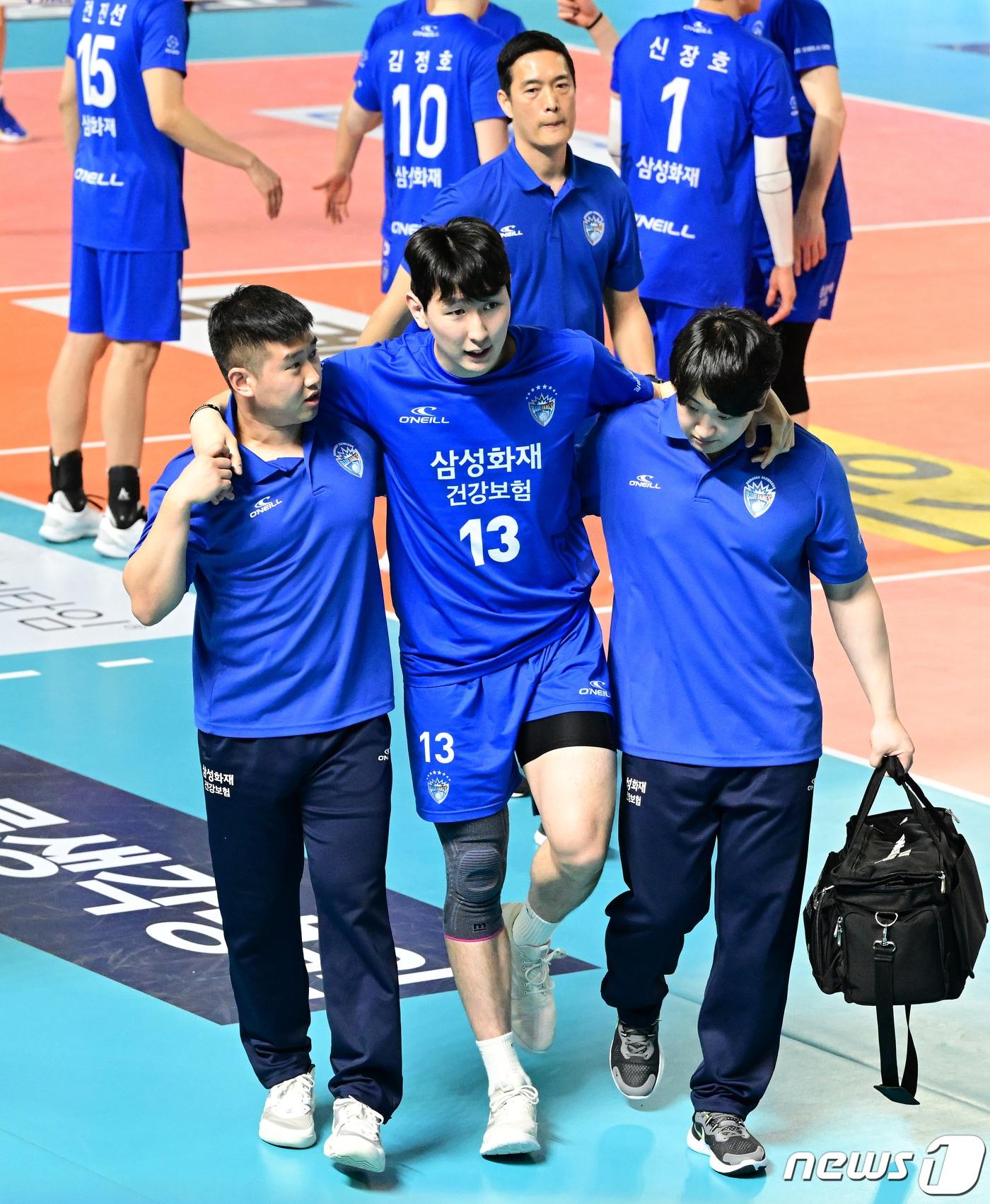 본문 이미지 - 우리카드전에서 발목 부상을 당한 김준우(한국배구연맹 제공)