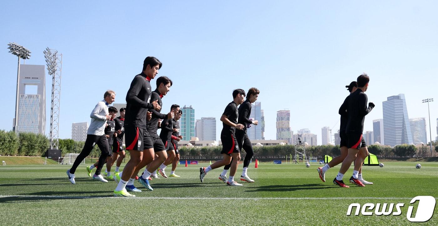 본문 이미지 - 2023 아시아축구연맹(AFC) 카타르 아시안컵에 출전 중인 대한민국 축구대표팀이 21일(현지시간) 카타르 도하 알 에글라 트레이닝 센터에서 러닝 훈련을 하고 있다. 2024.1.21/뉴스1 ⓒ News1 김성진 기자