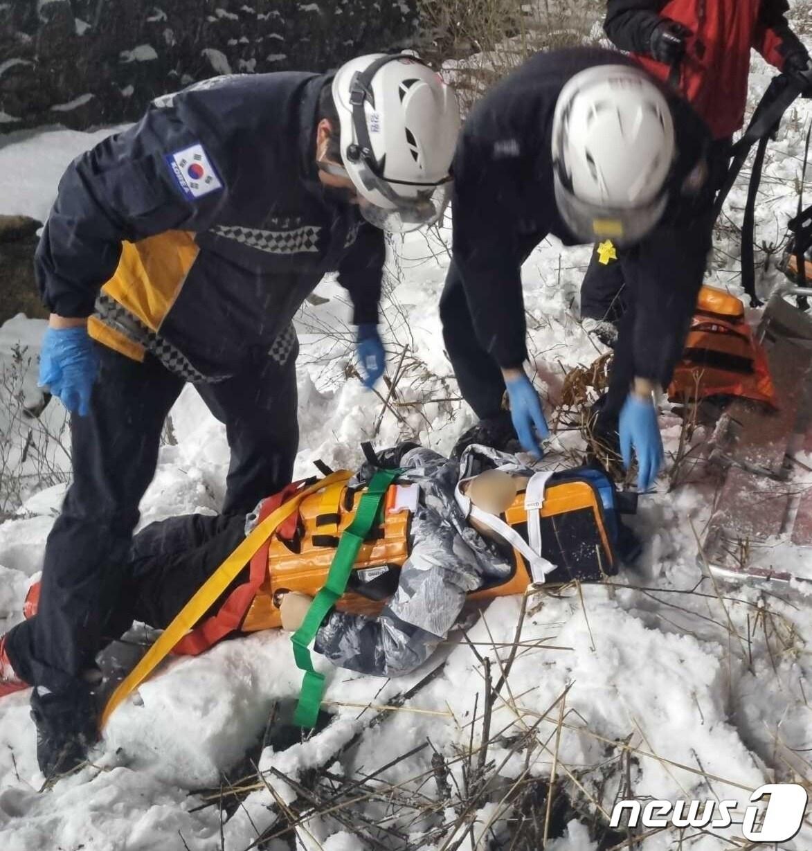 본문 이미지 - 21일 오후 6시42분쯤 강원 정선군의 한 스키장에서 '10살 남자 아이가 리프트 10m 아래로 추락했다'는 신고가 소방에 접수된 가운데, 구급대원들이 현장에 출동해 사고를 당한 10살 남아를  응급조치한 후 병원으로 이송했다. (강원도 소방본부 제공) 2024.1.21/ 뉴스1 