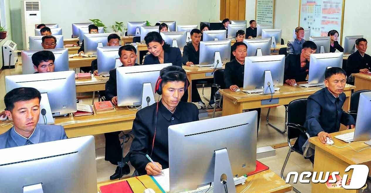 본문 이미지 - (평양 노동신문=뉴스1) = 과학기술 보급실의 북한 주민들. [국내에서만 사용가능. 재배포 금지. DB 금지. For Use Only in the Republic of Korea. Redistribution Prohibited] rodongphoto@news1.kr