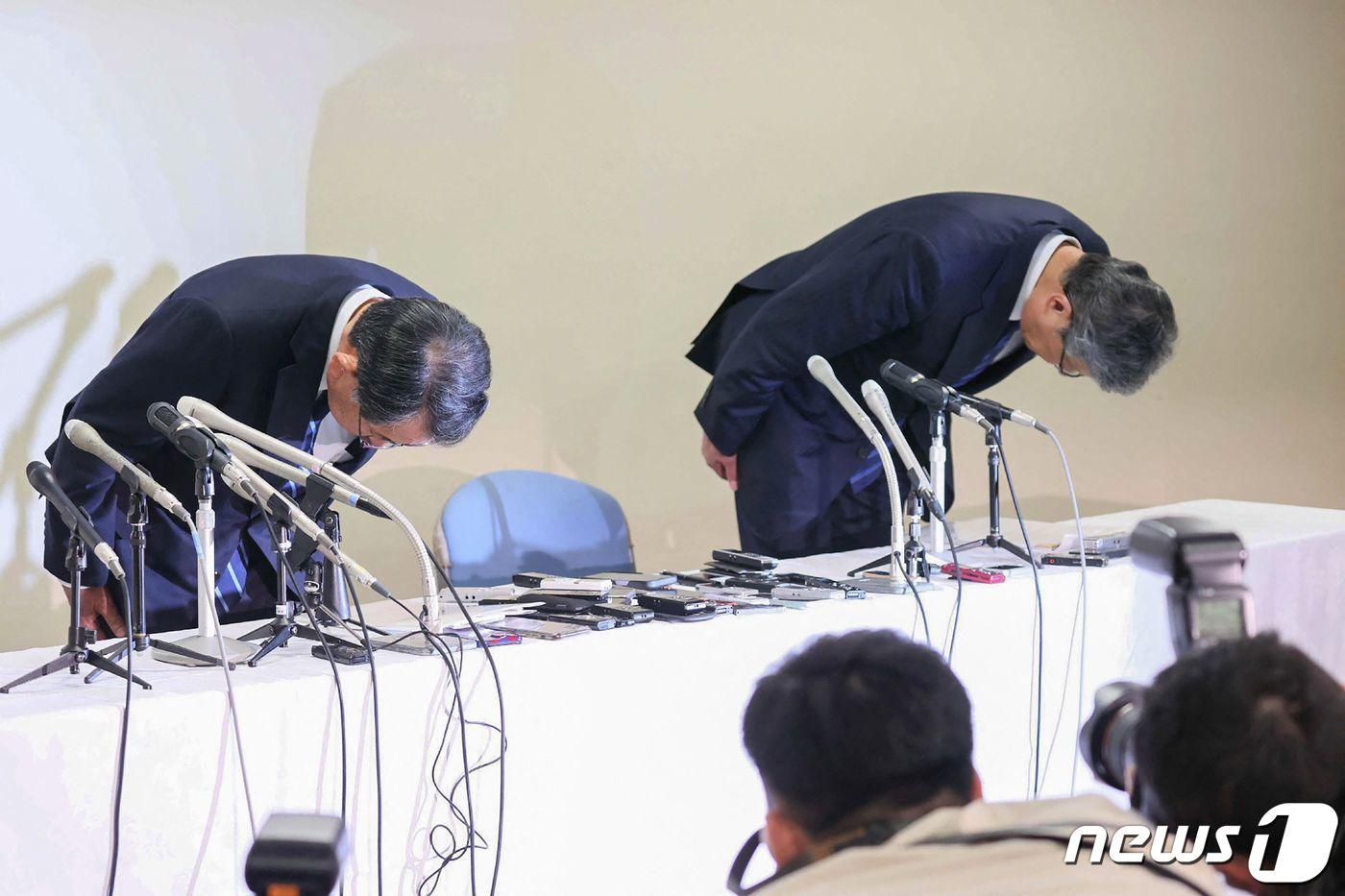 19일(현지시간) 일본 도쿄 자민당 당사에서 다카기 쓰요시 아베파 간사장과 시오노야 류 중진 의원이 비자금 불법 조성 사건과 관련해 고개 숙여 사과하고 있다. 당내 최대 파벌인 아베파는 이날 해산했다. <자료사진> 2024.01.19/ ⓒ AFP=뉴스1 ⓒ News1 권진영 기자