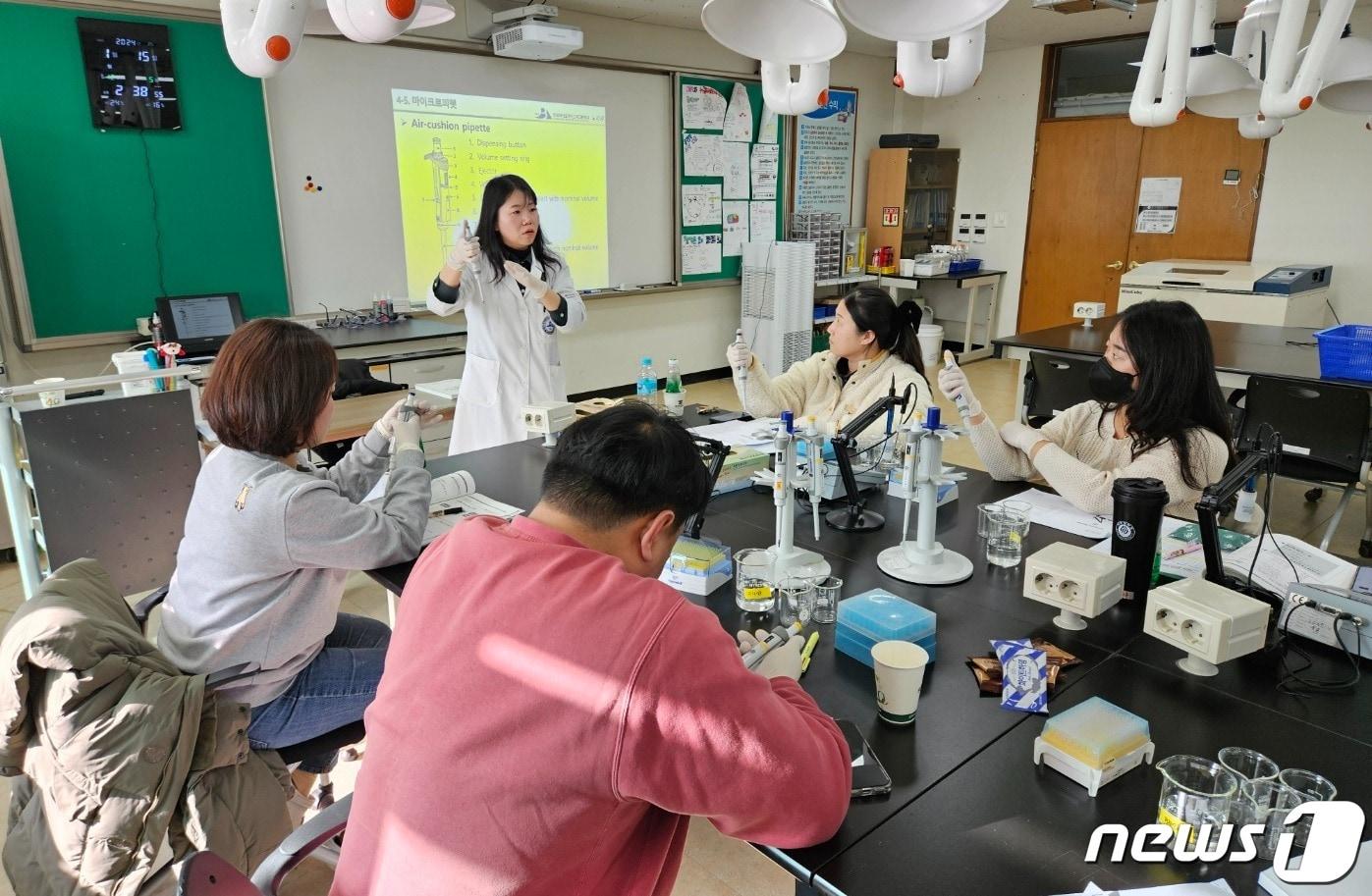 본문 이미지 - 바이오마이스터고 교사 역량강화 프로그램 진행 모습.(사진제공 한국바이오협회)/뉴스1 ⓒ News1