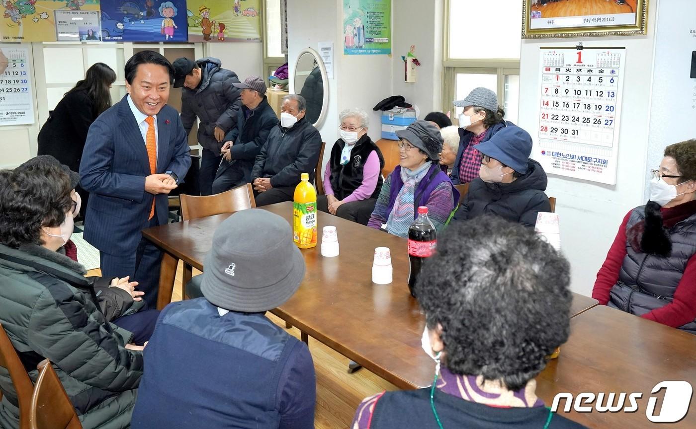 서울 서대문구의 한 경로당에 방문한 이성헌 구청장.(서대문구청 제공)