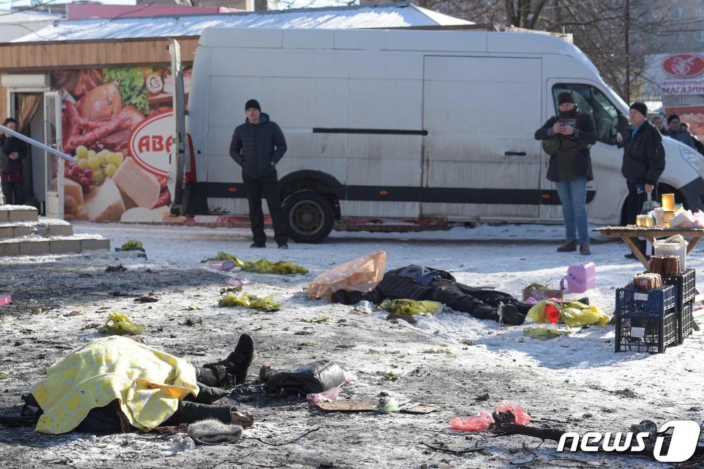 21일(현지시간) 러시아가 점령하고 있는 우크라이나 도네츠크의 시장에서 미사일 포격을 받아 최소 25명이 사망한 현장의 참상이 보인다. 2024.1.22 ⓒ AFP=뉴스1 ⓒ News1 우동명 기자