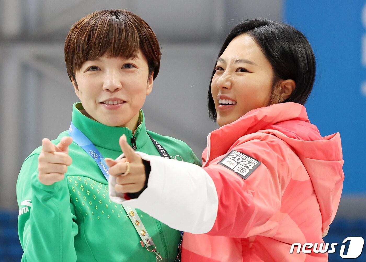 본문 이미지 - 이상화 2024 강원동계청소년올림픽 공동조직위원장과 2018년 평창 동계올림픽 스피드스케이팅 여자 500m 금메달리스트인 일본의 고다이라 나오가 22일 강원 강릉 스피드스케이팅경기장(강릉오발)에서 인사를 나누고 있다. 2024.1.22/뉴스1 ⓒ News1 김진환 기자