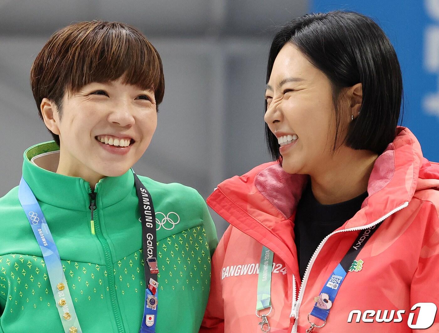 본문 이미지 - 이상화 2024 강원동계청소년올림픽 공동조직위원장과 2018년 평창 동계올림픽 스피드스케이팅 여자 500m 금메달리스트인 일본의 고다이라 나오가 22일 강원 강릉 스피드스케이팅경기장(강릉오발)에서 인사를 나누고 있다. 2024.1.22/뉴스1 ⓒ News1 김진환 기자