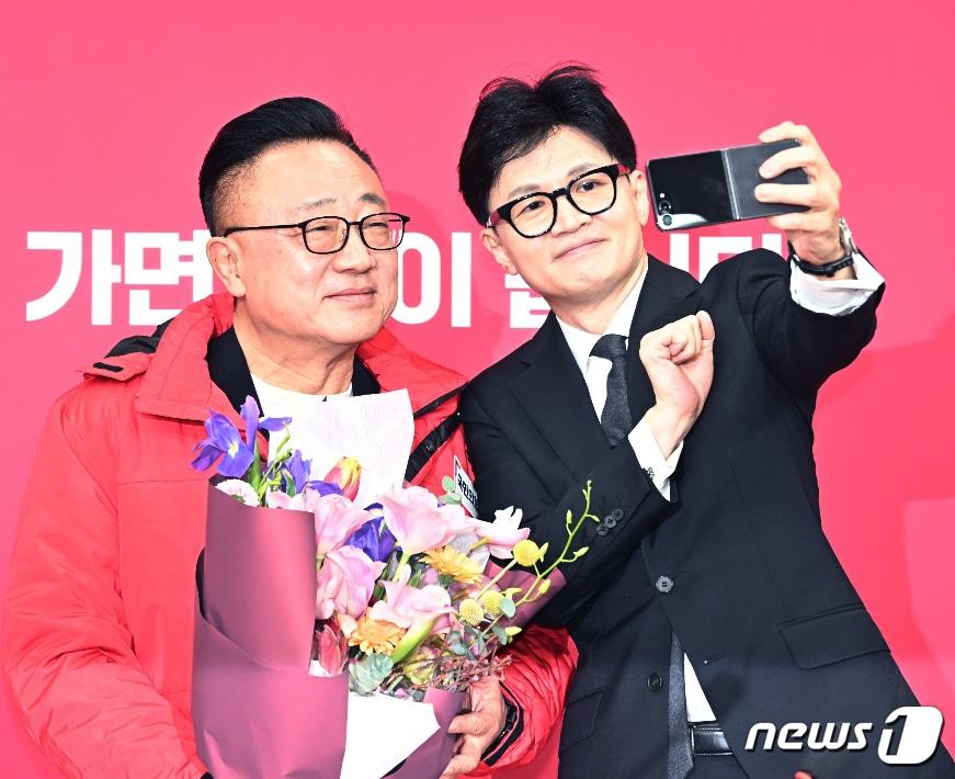 본문 이미지 - 한동훈 국민의힘 비상대책위원장이 22일 서울 여의도 국회에서 열린 국민인재 영입 환영식에서 고동진 전 삼성전자 모바일 부문(옛 IM부문) 대표이사 사장과 기념촬영을 하고있다. 2024.1.22/뉴스1 ⓒ News1 송원영 기자