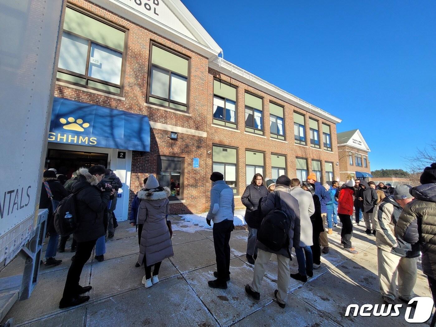 본문 이미지 - 미국 공화당 대선후보 경선에 출마한 니키 헤일리 전 유엔대사가 21일(현지시간) 뉴햄프셔 데리의 길버트 후드 중학교에서 유세를 진행했다. 헤일리 전 대사의 지지자들이 현장에 들어가기 위해 줄을 서고 있다. 2024.01.21.