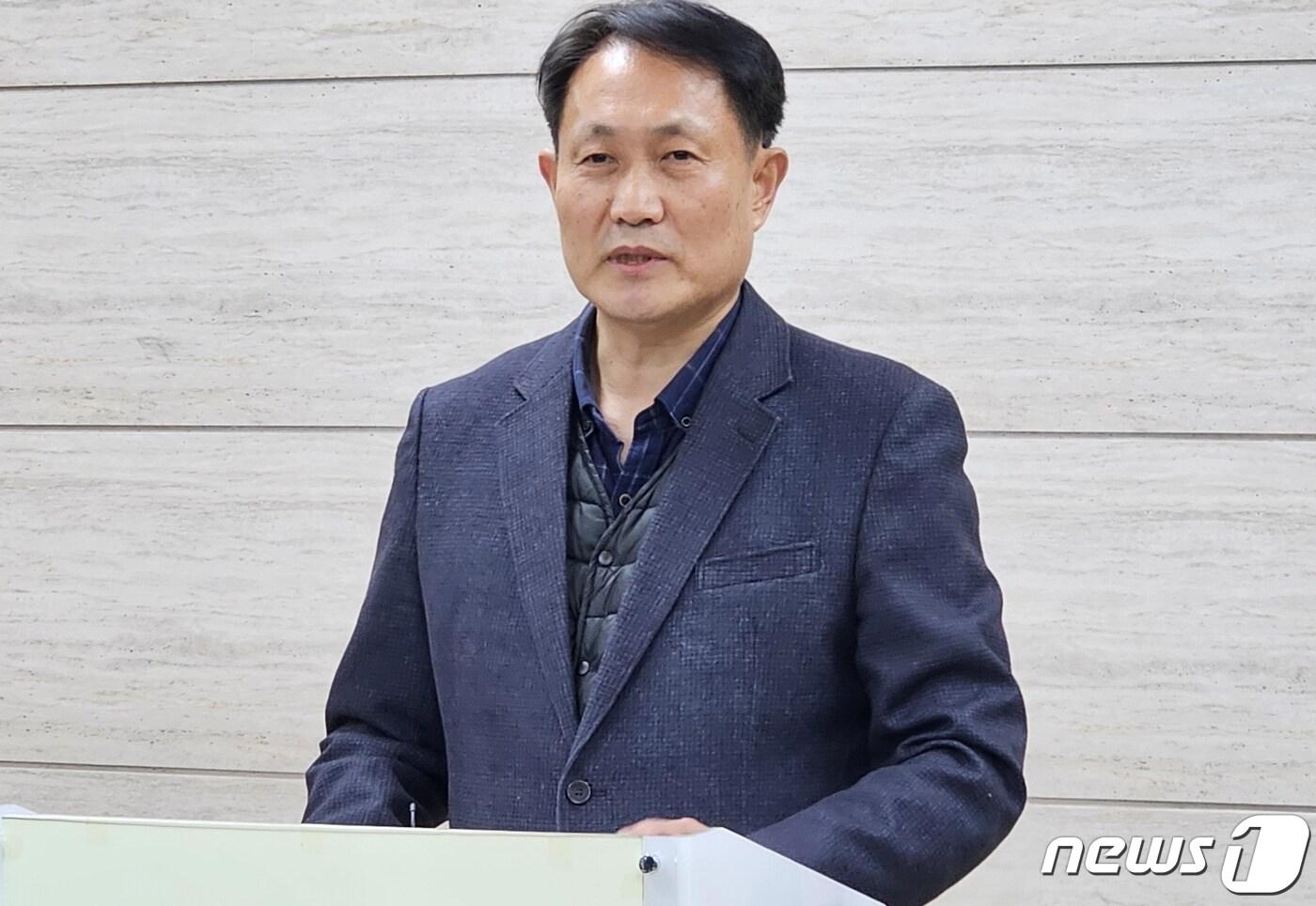 본문 이미지 - 유윤식 충북교사노조 위원장이 22일 충북교육청에서 기자회견을 열고 학교안전공제회 보상범위 확대와 교육 활동을 위축시키는 민형사상 소송과 고발에 대한 현실적인 대책 마련을 촉구하고 있다./뉴스1