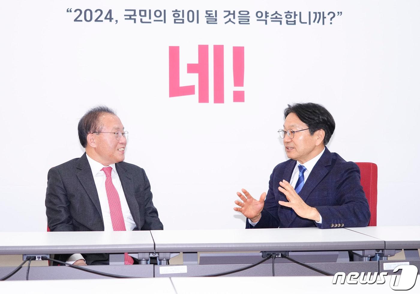 본문 이미지 - 강기정 광주시장이 22일 서울 국회를 방문해 윤재옥 국민의힘 원내대표와 만나 달빛철도 특별법이 1월 임시국회에서 반드시 통과될 수 있도록 협조를 요청하고 있다.(광주시 제공)2024.1.22/뉴스1 