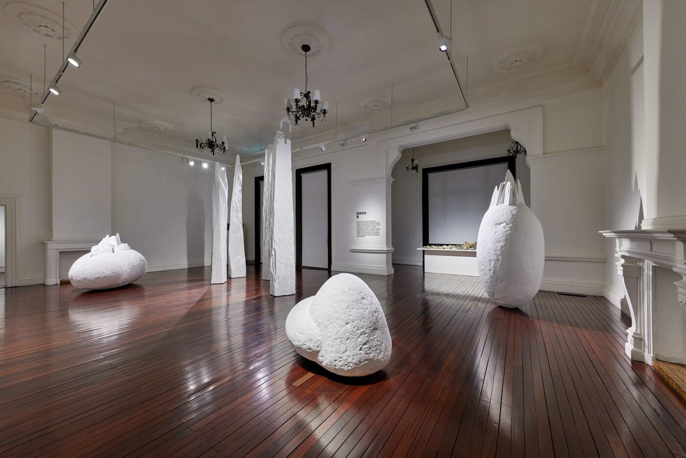 본문 이미지 - 정현 개인전 '덩어리' 전시 전경. (사진 임장활)