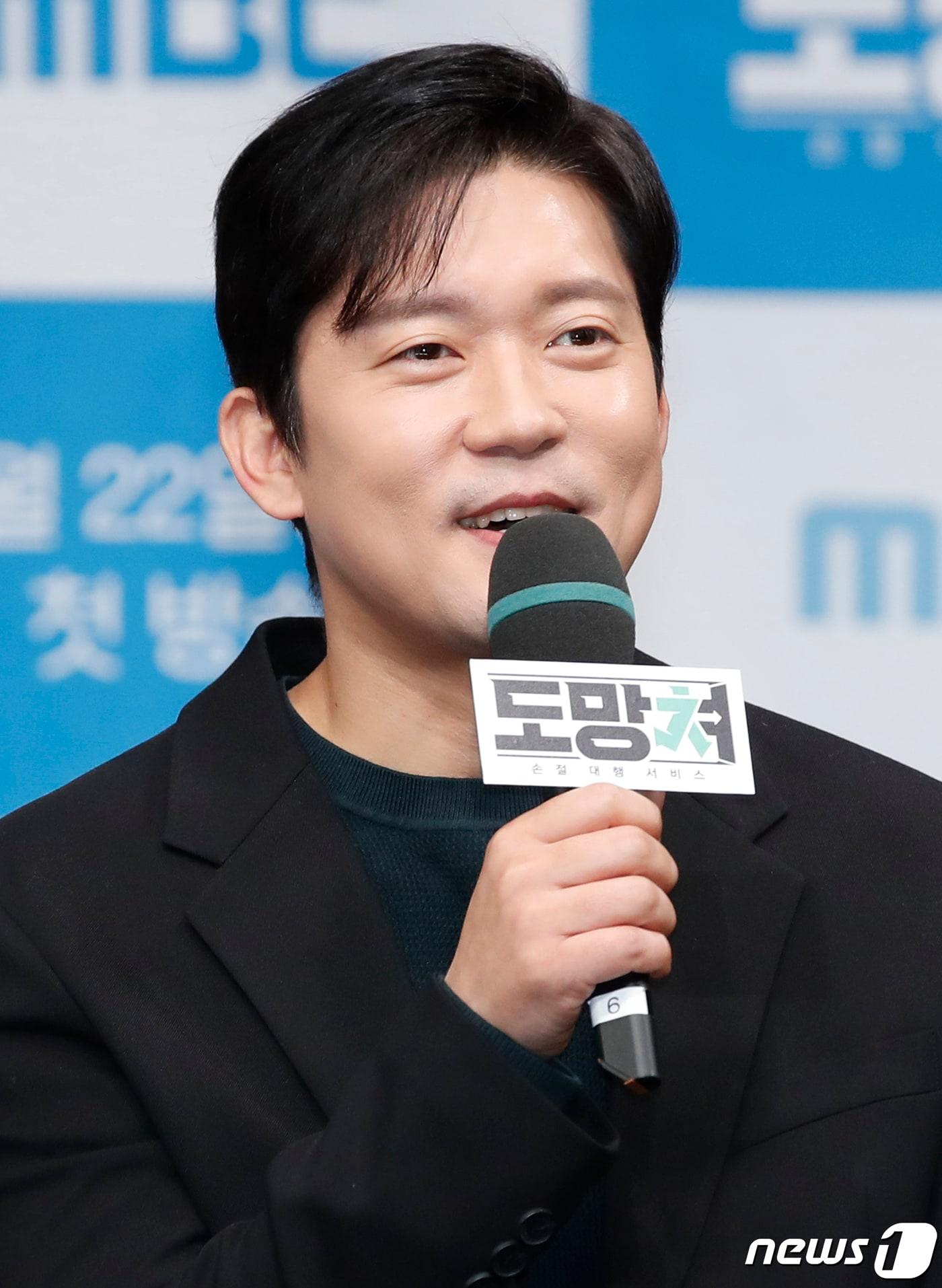 본문 이미지 - 김대호 아나운서가 서울 마포구 상암 MBC 골든마우스홀에서 열린 MBC '도망쳐 : 손절 대행 서비스' 제작발표회에서 인사말을 하고 있다. 2024.1.22/뉴스1 ⓒ News1 권현진 기자