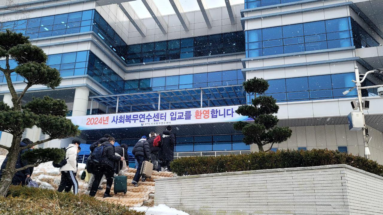 본문 이미지 - 사회복지시설 등 다양한 시설에 배정된 사회복무요원들이 올해 첫 교육이 시작된 22일 충청북도 보은군에 위치한 병무청 사회복무연수센터에 도착하고 있다.(병무청 제공)