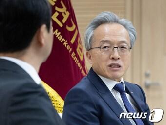 본문 이미지 - 최진식 중견기업연합회장이 22일 오후 서울 마포구 중견기업연합회를 찾아 안덕근 산업통상자원부 장관과 대화를 하고 있다. 2024.1.22/뉴스1 ⓒ News1 이재명 기자