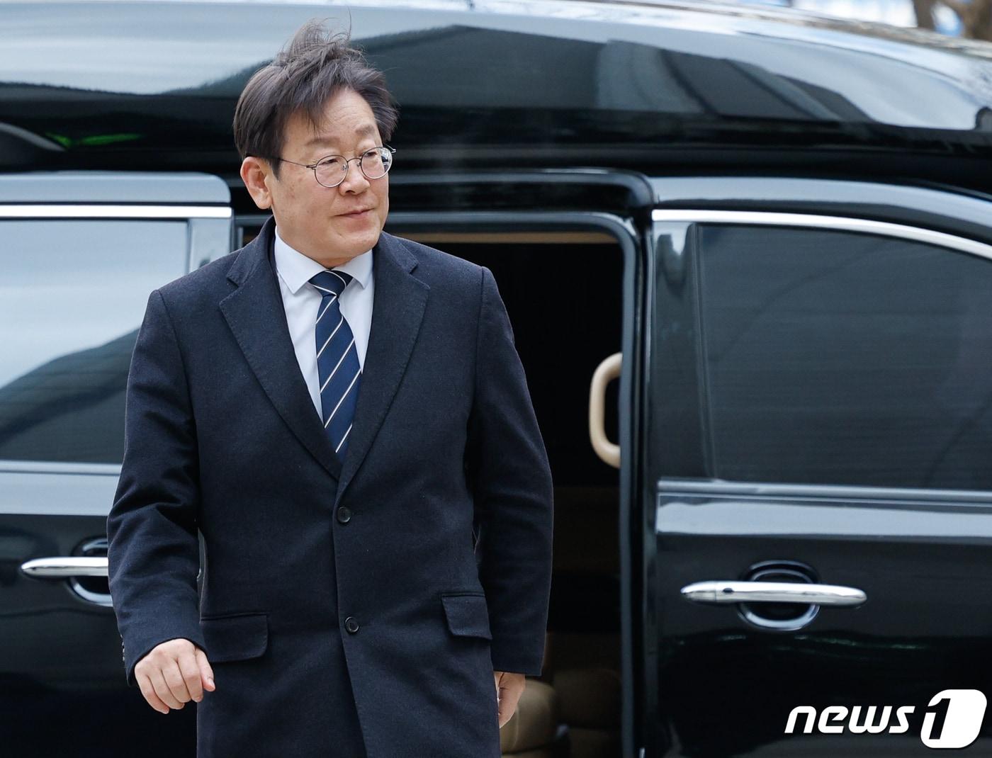 본문 이미지 - &#39;위증교사&#39; 혐의를 받는 이재명 더불어민주당 대표가 22일 서울 서초구 중앙지방법원에서 열린 첫 공판에 출석하며 지지자들을 바라보고 있다. 2024.1.22/뉴스1 ⓒ News1 안은나 기자