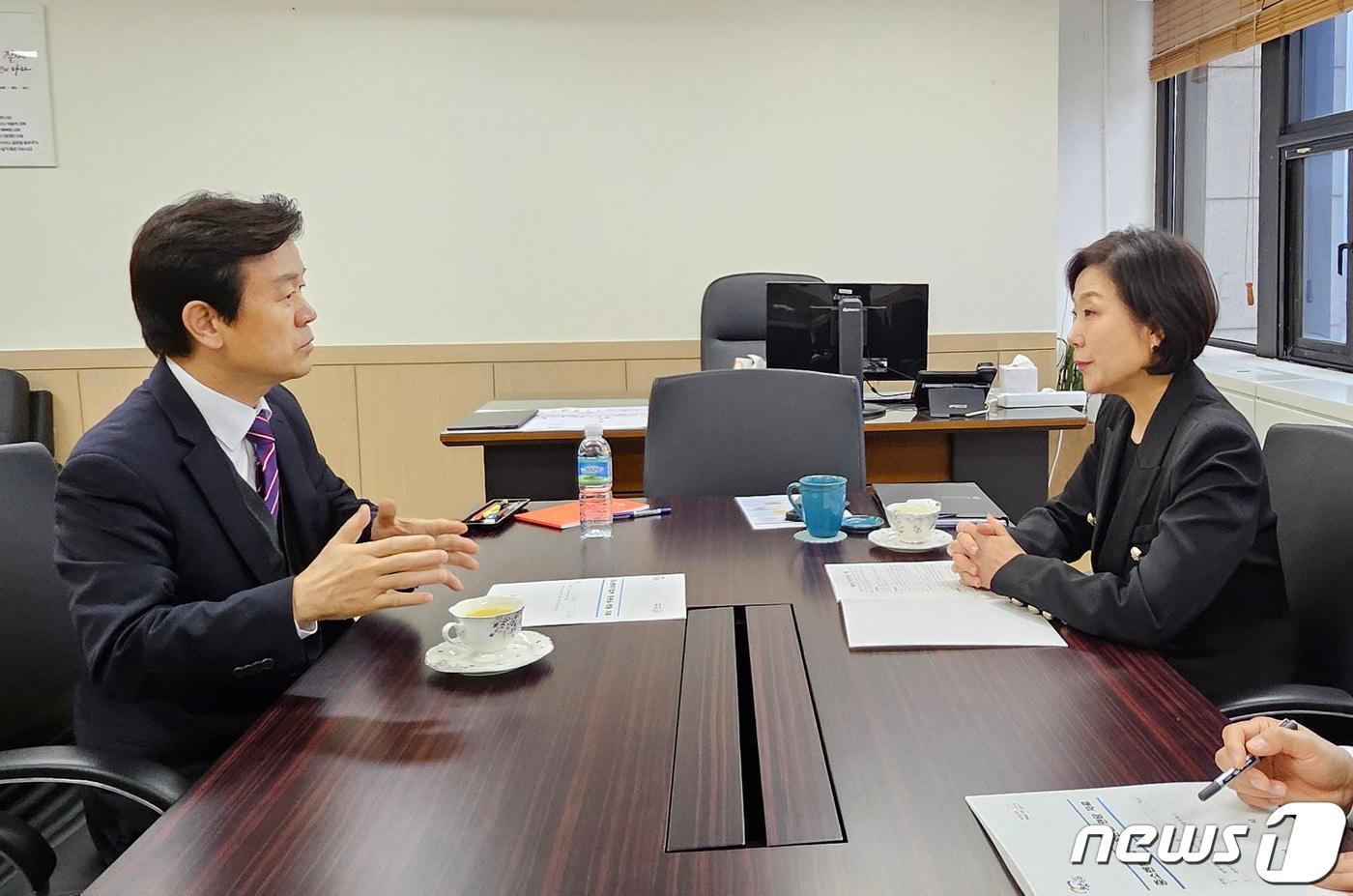 본문 이미지 - 조규일 진주시장(왼쪽)이 오영주 중소벤처기업부 장관에게 대한민국 기업가정신관 건립에 대해 설명하고 있다(진주시 제공).