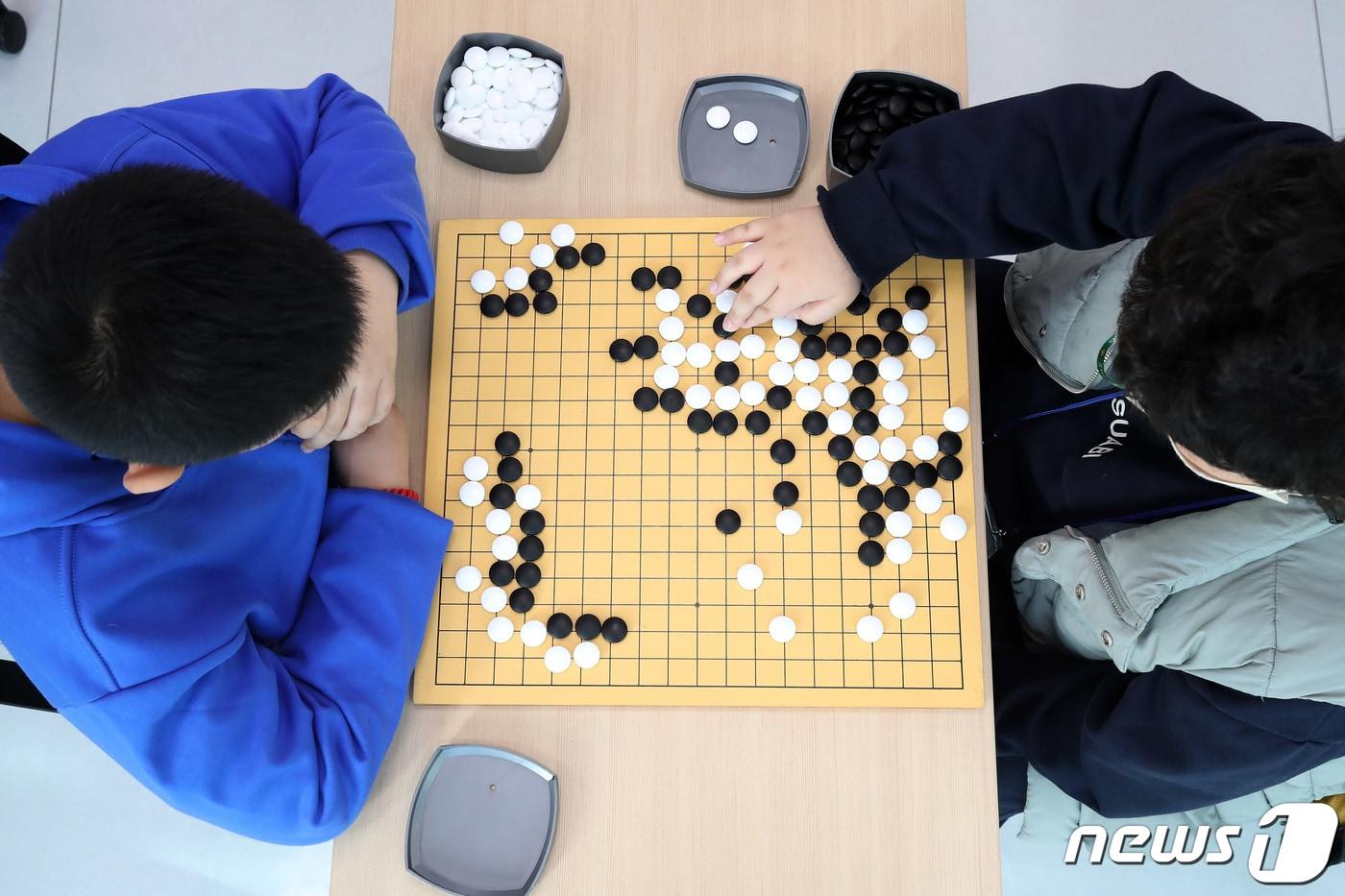 본문 이미지 - 22일 오후 대구 수성구 대흥동 대구시체육회관에서 열린 '2024 한·중 청소년 바둑교류전'에 참가한 대구시바둑협회와 베이징바둑협회(청색 유니폼) 소속 청소년들이 진지한 분위기 속에서 대국에 임하고 있다. 2024.1.22/뉴스1 ⓒ News1 공정식 기자