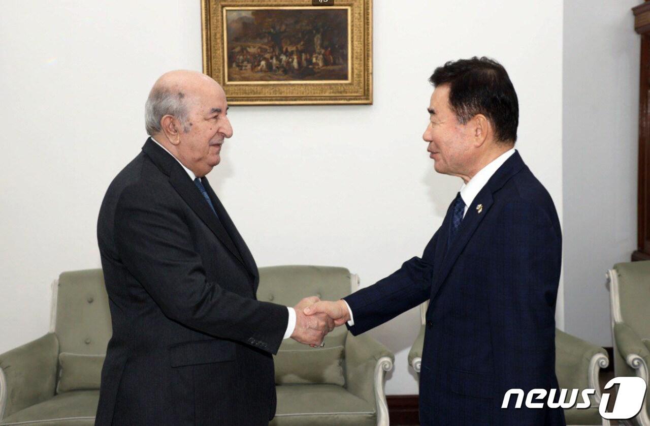 본문 이미지 - 김진표 국회의장이 20일(현지시간) 알제리 알제에서 압델마지드 테분 대통령과 만나 악수하고 있다. (국회의장실 제공) (사진은 기사 내용과 무관함) 2024.1.22/뉴스1