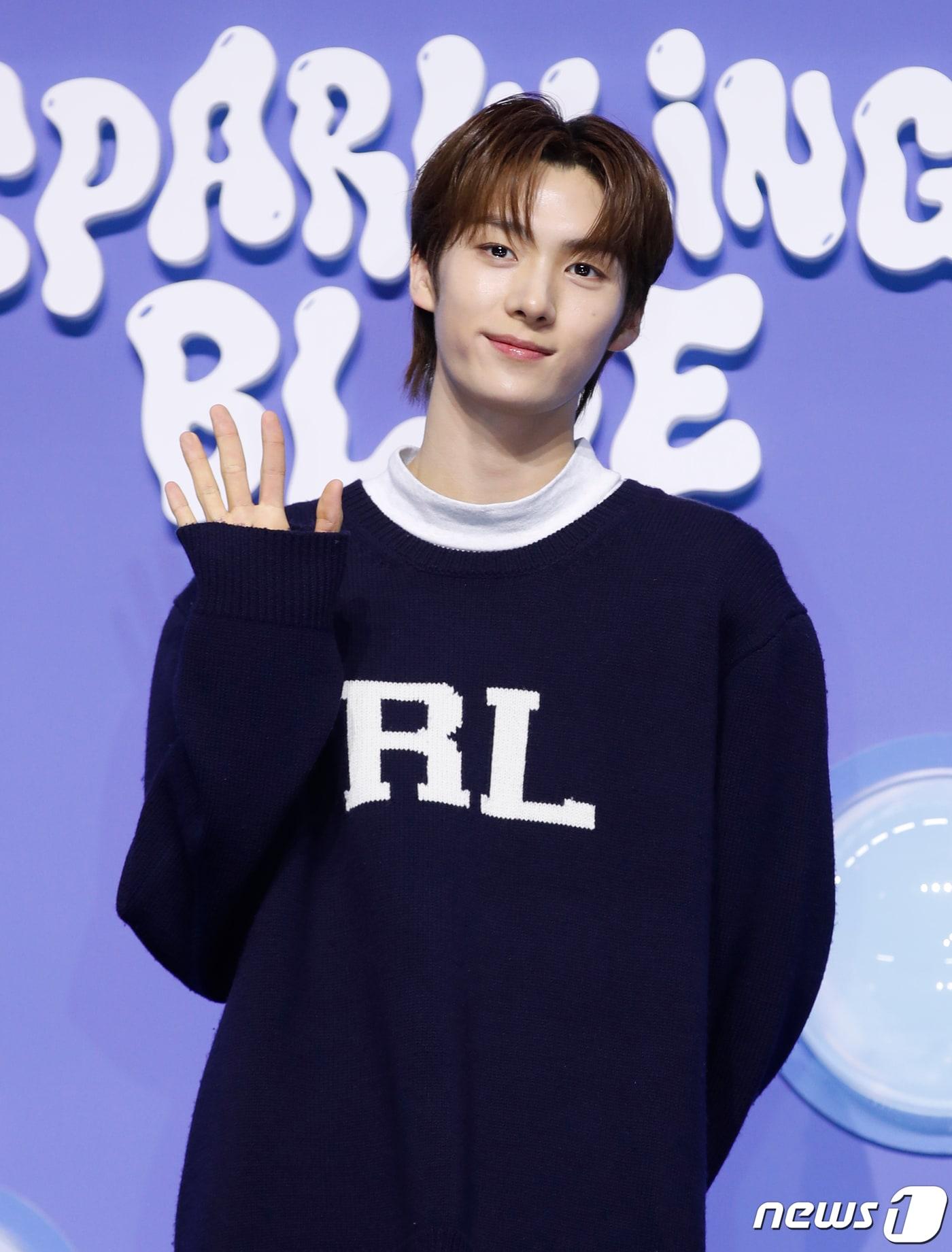 본문 이미지 - 그룹 투어스(TWS)의 영재가 22일 서울 용산구 블루스퀘어에서 가진 첫 번째 미니 앨범 '스파클링 블루(Sparkling Blue)' 발매 쇼케이스에서 포즈를 취하고 있다. 2024.1.22/뉴스1 ⓒ News1 권현진 기자