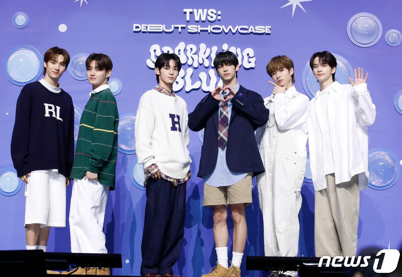 그룹 투어스&#40;TWS&#41;의 영재&#40;왼쪽부터&#41;와 지훈, 한진, 도훈, 경민, 신유가 22일 서울 용산구 블루스퀘어에서 가진 첫 번째 미니 앨범 &#39;스파클링 블루&#40;Sparkling Blue&#41;&#39; 발매 쇼케이스에서 포즈를 취하고 있다. 2024.1.22/뉴스1 ⓒ News1 권현진 기자