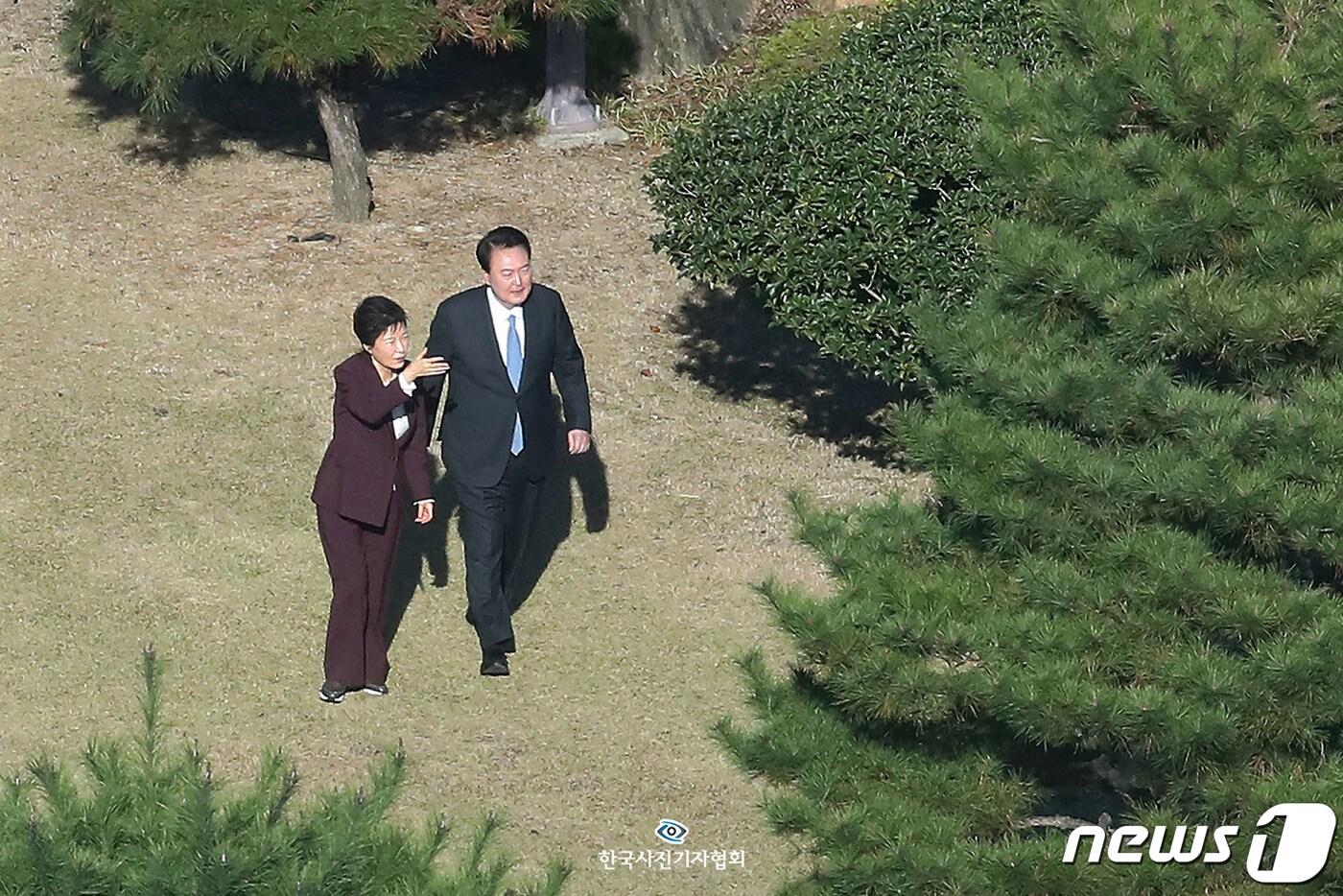 본문 이미지 - '전·현직 대통령의 비공개 만남'