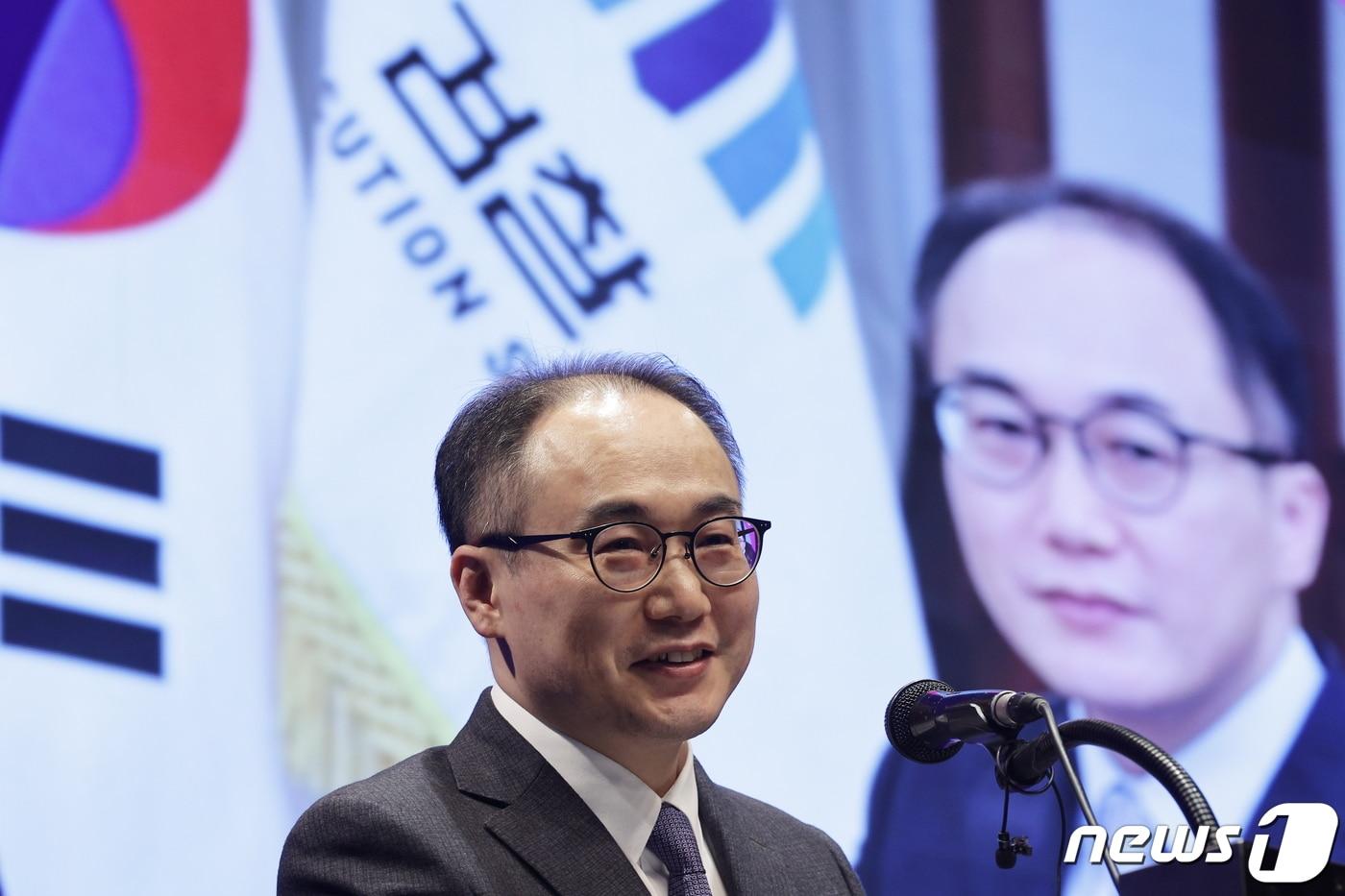 본문 이미지 - 이원석 검찰총장이 22일 오후 서울 서초구 강남대로 엘타워 그레이스홀에서 열린 한국여성변호사회 신년회에 참석해 축사를 하고 있다. 2024.1.22/뉴스1 ⓒ News1 박정호 기자