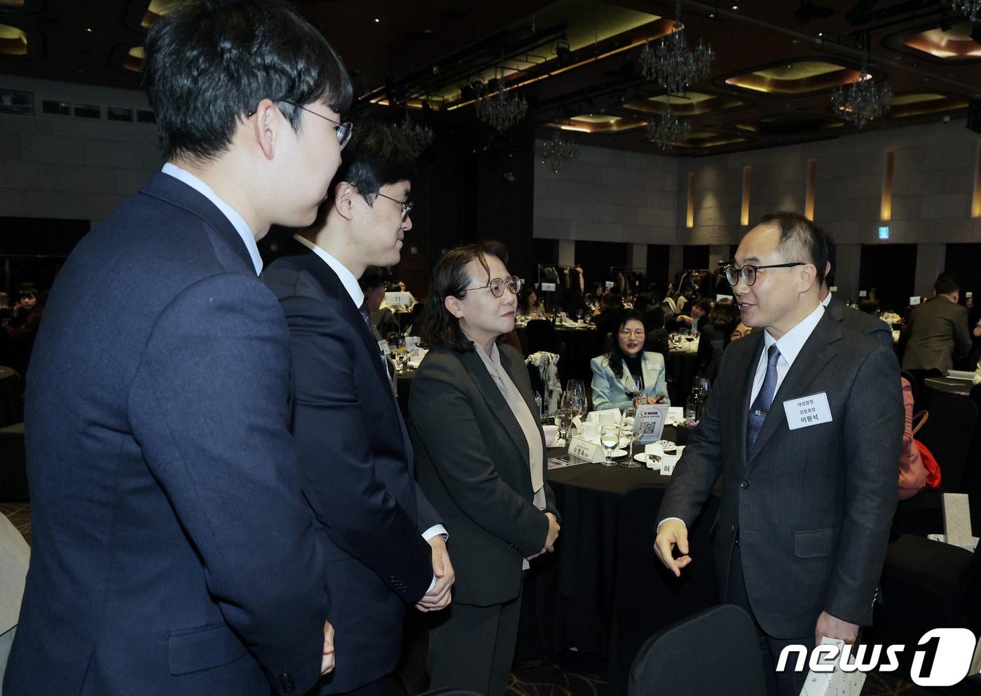 본문 이미지 - 이원석 검찰총장이 22일 오후 서울 서초구 강남대로 엘타워 그레이스홀에서 열린 한국여성변호사회 신년회에 참석해 여성아동인권상을 수상한 대전지방검찰청 여성아동범죄조사부 김지혜 부장검사와 오흥식, 서정효 검사를 격려하고 있다. 2024.1.22/뉴스1 ⓒ News1 박정호 기자