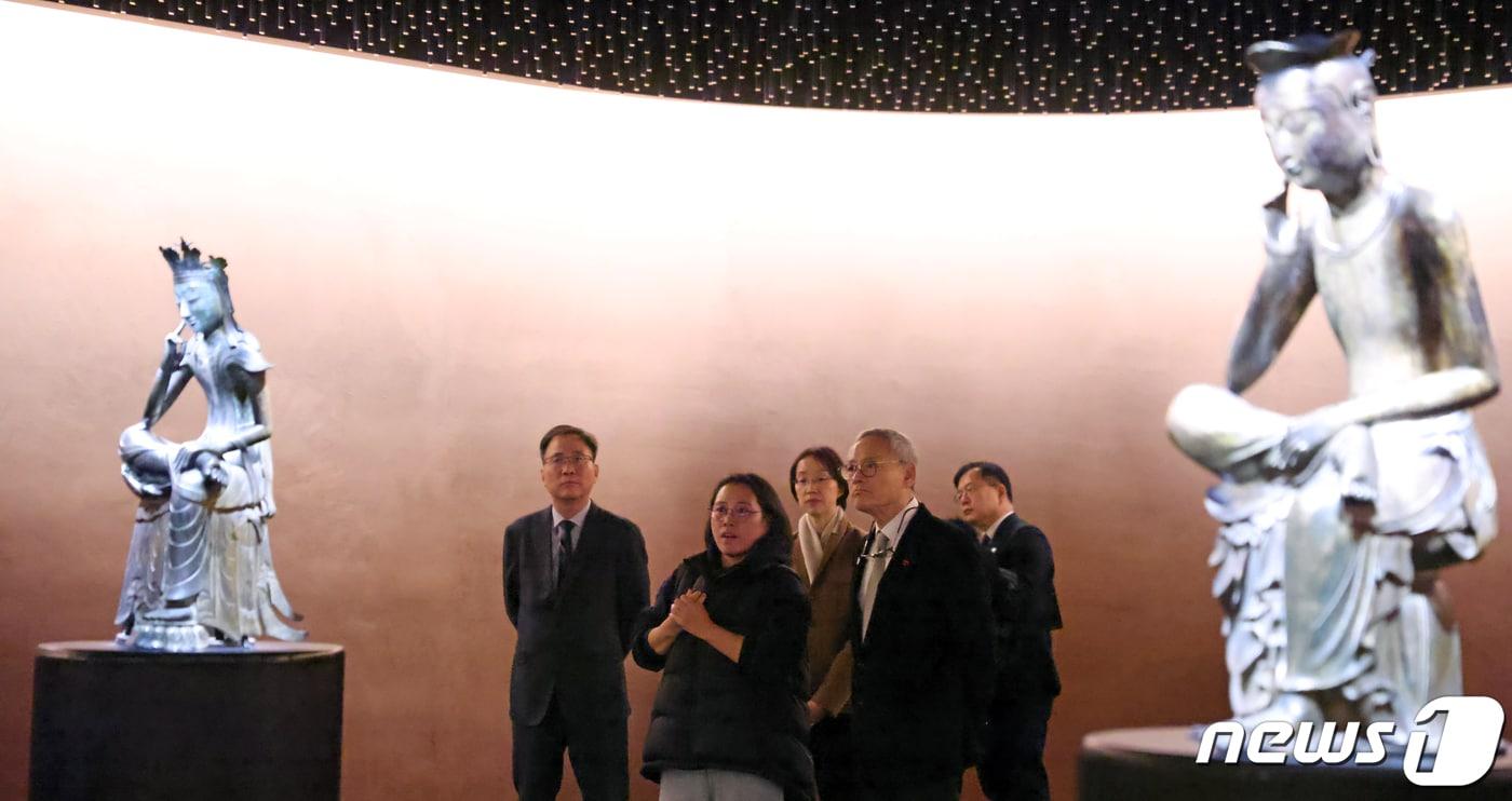 유인촌 문화체육관광부 장관이 22일 서울 용산구 국립중앙박물관을 방문해 업무보고를 받은 뒤 박물관 시설을 살펴보고 있다. (문화체육관광부 제공)　2024.1.22/뉴스1