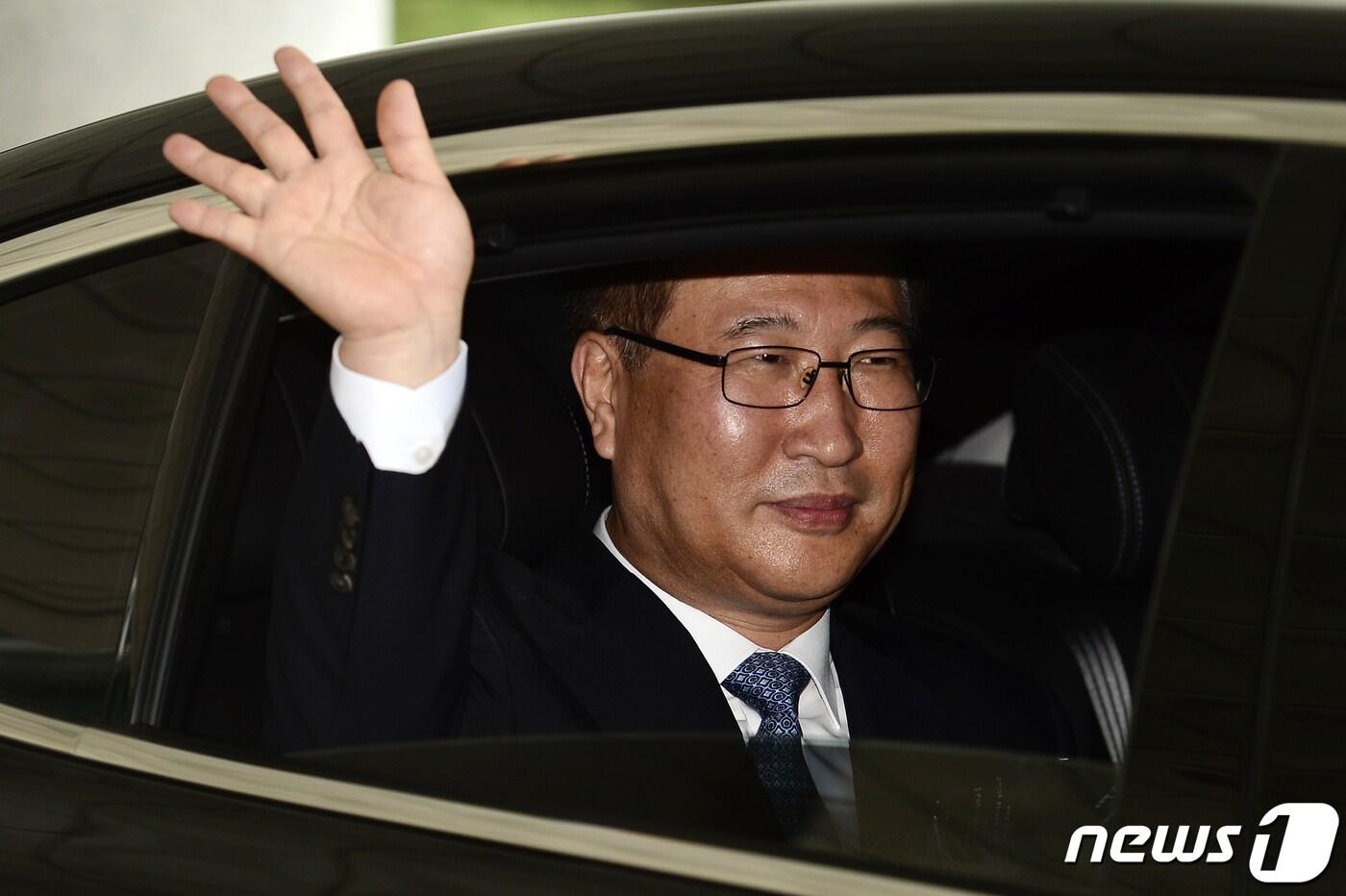 본문 이미지 - 윤석열 대통령이 22일 법무부 장관에 박성재(60·사법연수원 17기) 전 서울고검장을 지명했다. 사진은 지난 2017년 7월 12일 서울 서초구 서울중앙지방검찰청 대강당에서 퇴임식을 마친 뒤 차량에 올라 손 흔드는 박성재 전 서울고검장 모습. (뉴스1 DB) 2024.1.22/뉴스1