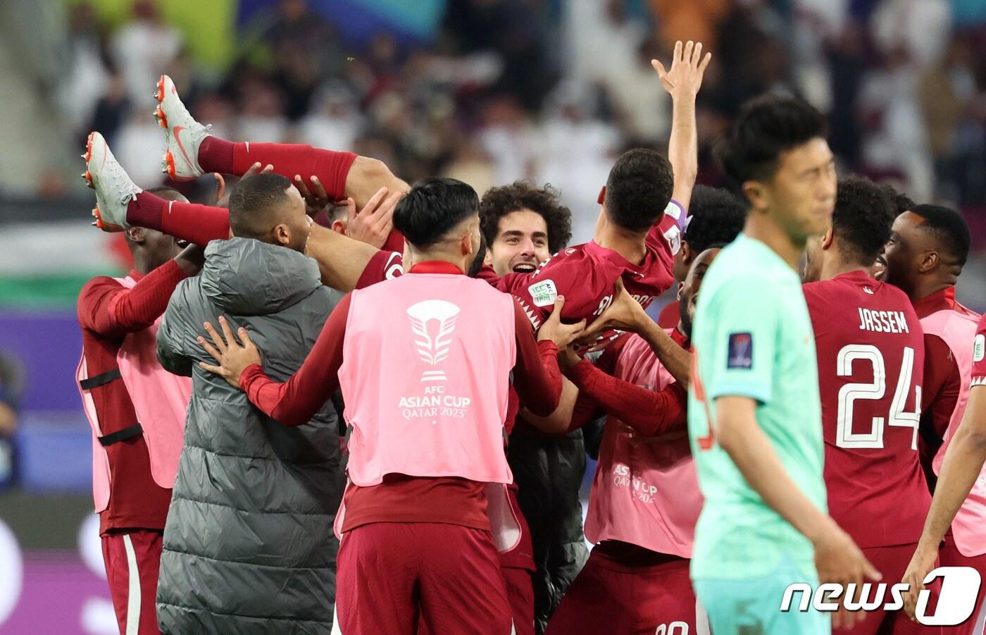 카타르 알 하이도스가 22일(현지시간) 카타르 도하 칼리파 인터내셔널 스타디움에서 열린 2023 아시아축구연맹(AFC) 카타르 아시안컵 조별리그 A조 조별리그 3차전 카타르와 중국의 경기에서 선제골을 넣은 후 동료 선수들에게 헹가래를 받고 있다. 2024.1.23/뉴스1 ⓒ News1 김성진 기자