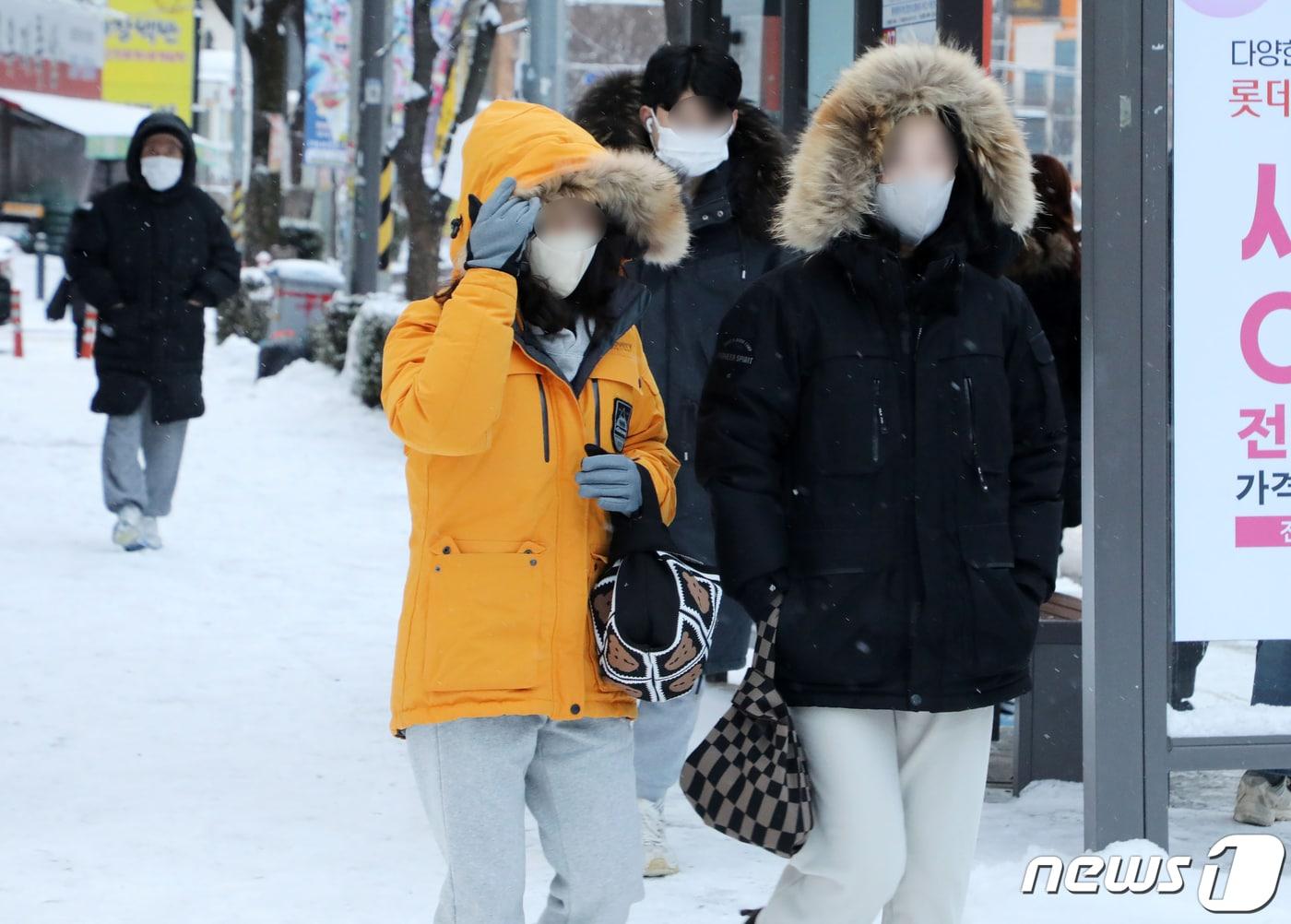 본문 이미지 - 대설경보가 내려진 23일 오전 광주 북구 오치동 광주공고 버스정류장에서 시민들이 중무장한채 출근길에 오르고 있다.2024.1.23/뉴스1 ⓒ News1 박지현 수습기자
